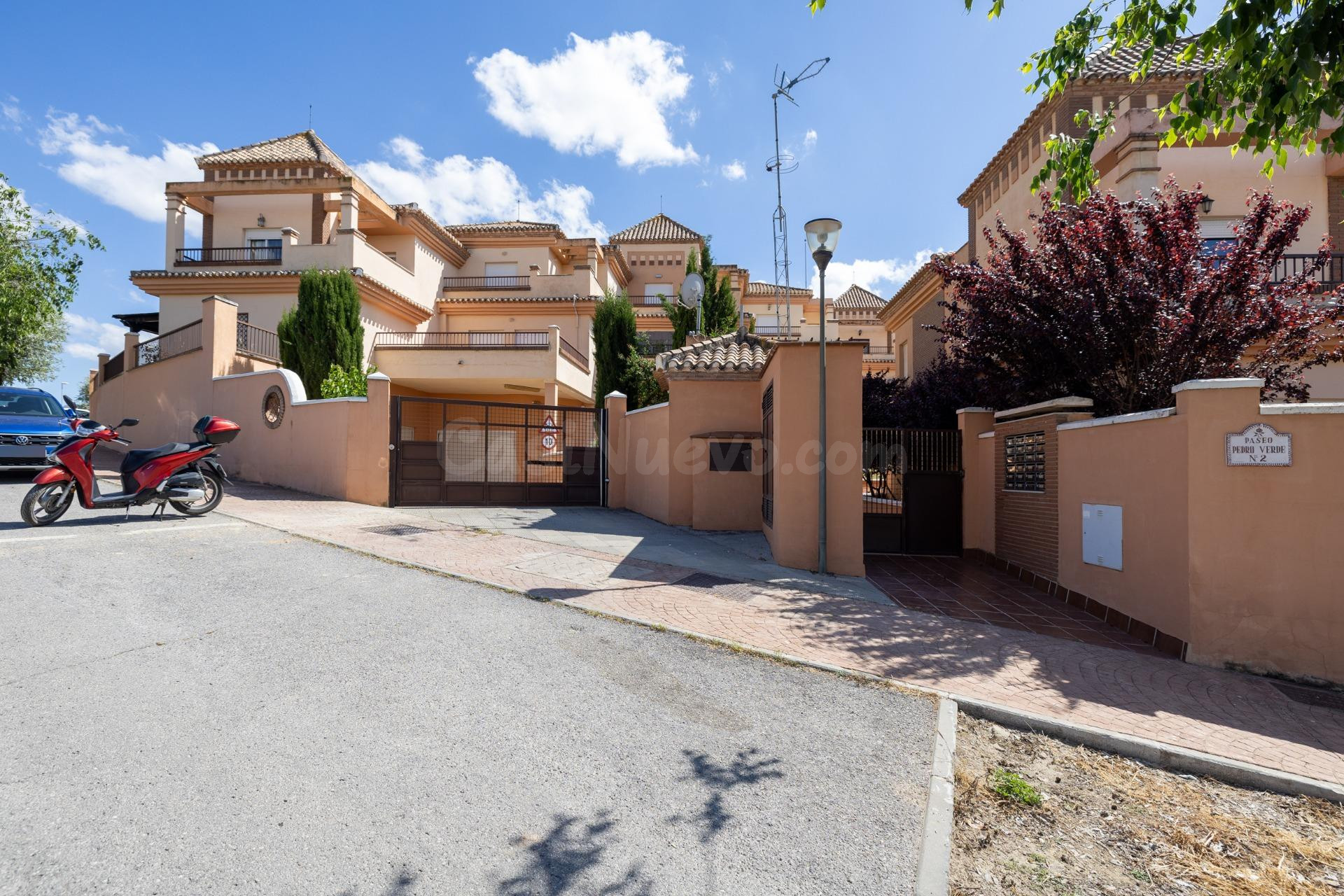 Ponemos a la venta esta preciosa casa en Urbanizacion cerrada, con zonas comunes y piscina comunitaria.