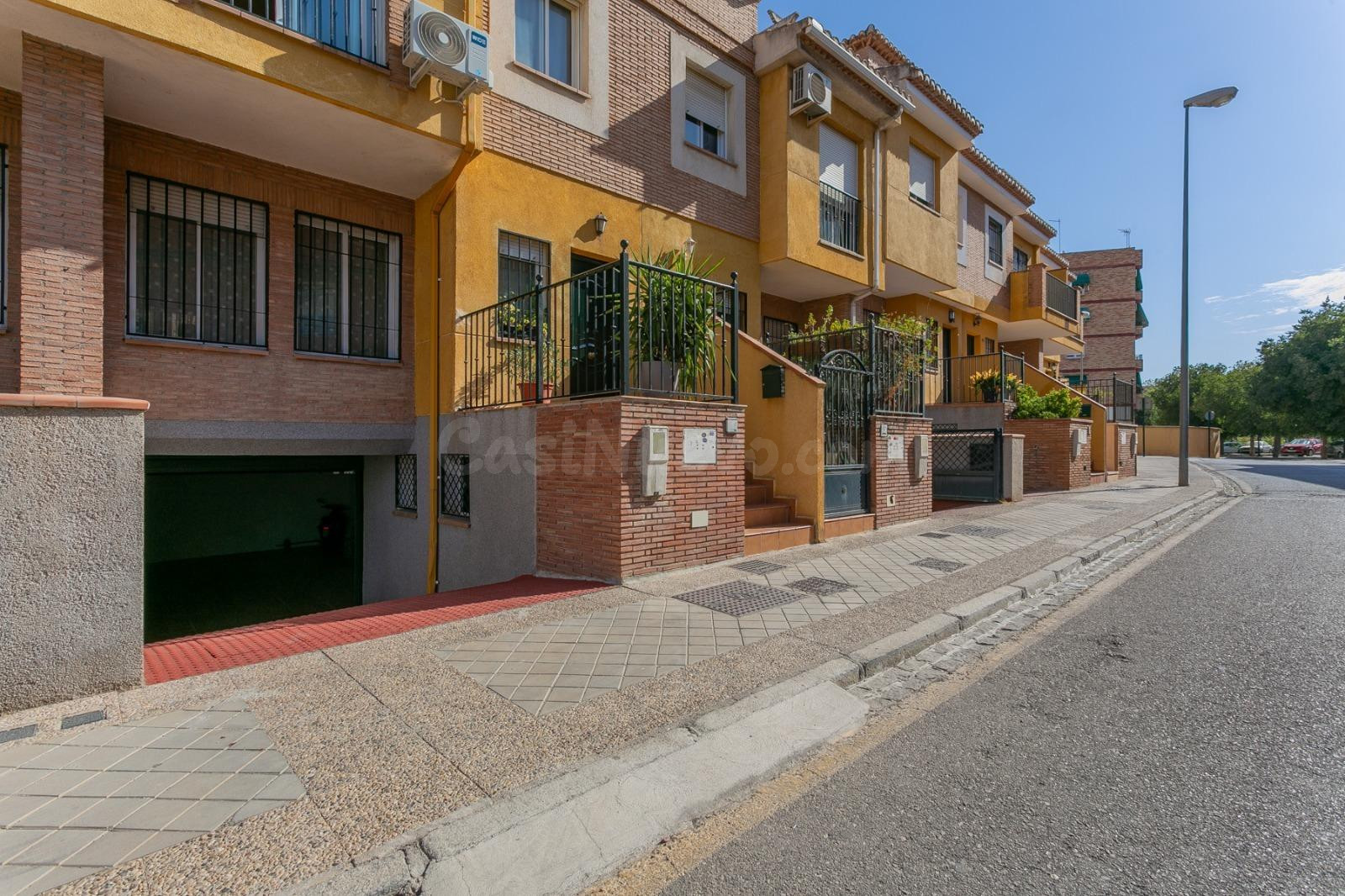 MAGNÍFICA CASA ADOSADA EN PARQUE ALMUNIA