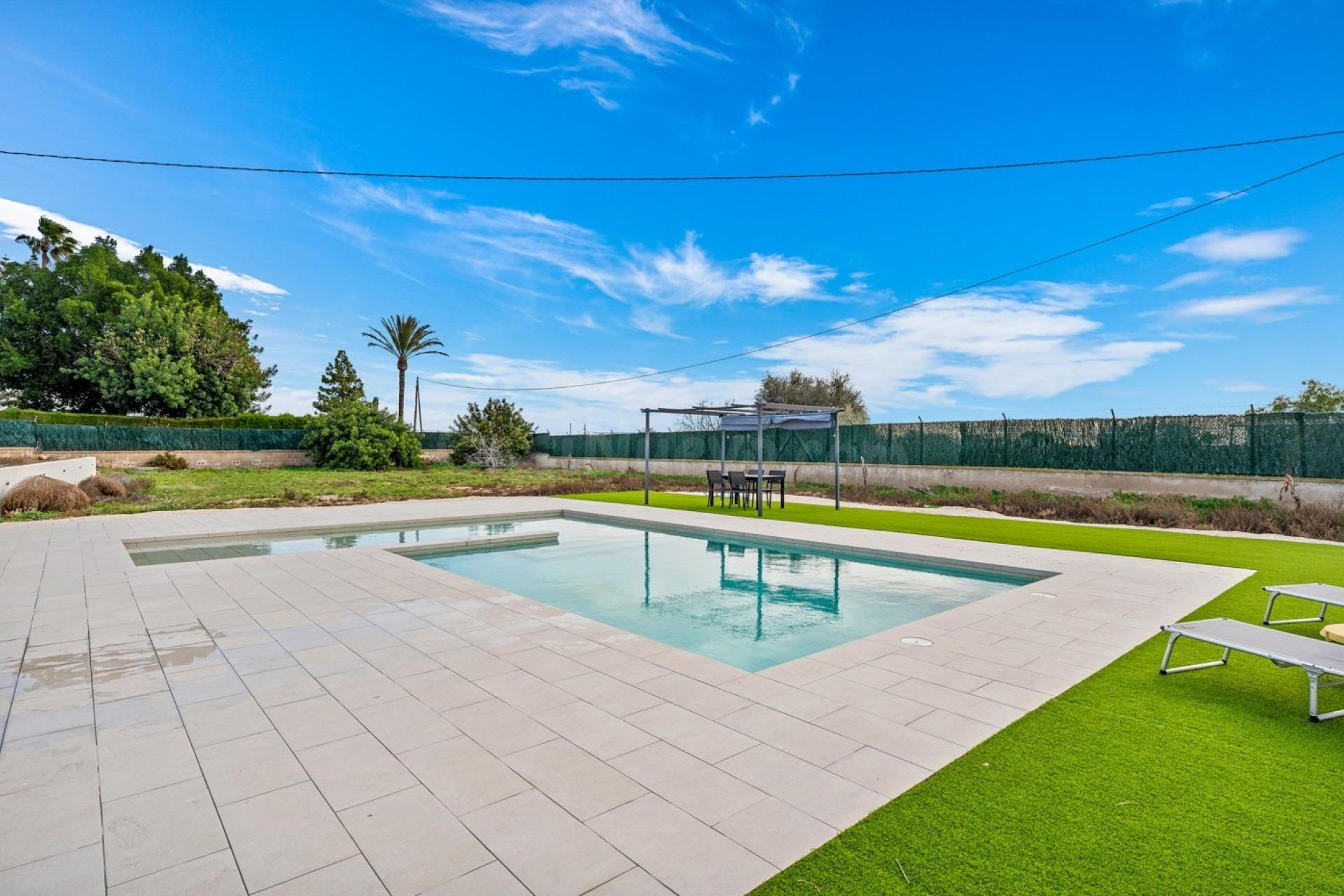 UNA CASA PARA DISFRUTAR: PRIVACIDAD, ESPACIO Y PISCINA PRIVADA EN ELCHE