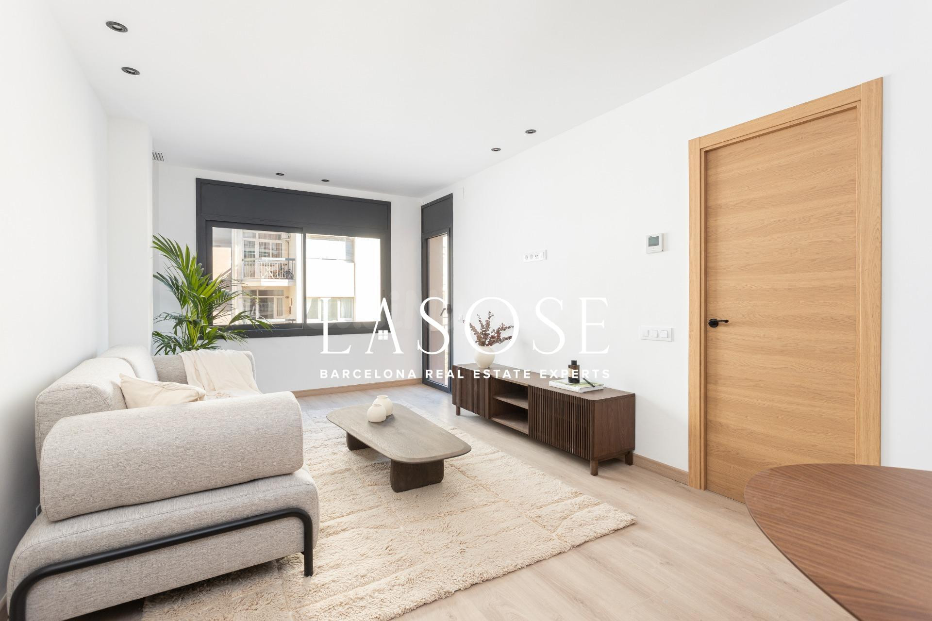 Apartamento recién reformado, a estrenar, con terraza y plaza de parking en el Eixample.