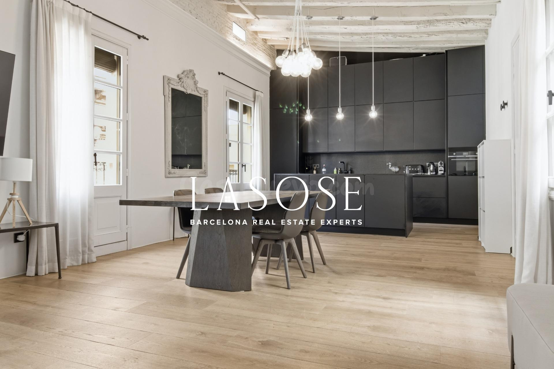 Residencia elegante reformada con techos altos y balcones cerca de Port Vell y el Parc de la Ciutadella