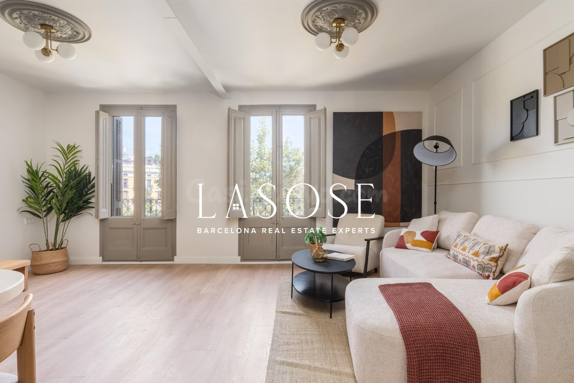Exclusiva vivienda completamente renovada junto al Arc de Triomf en Barcelona