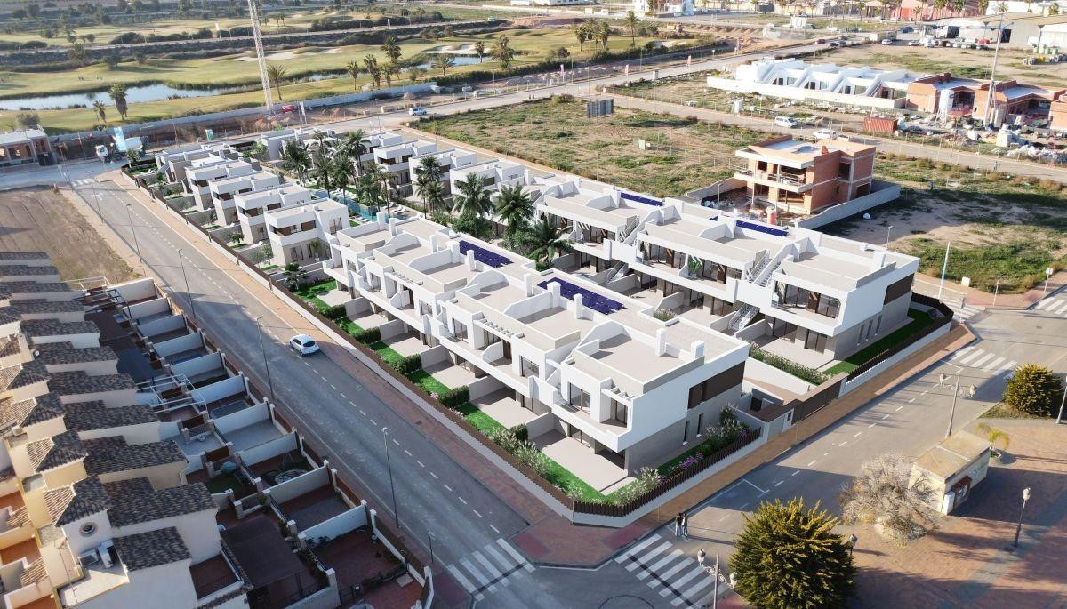 Bungalow en planta baja con jardin y planta alta con solarium, de 3 dormitorios 2 baños,  junto a campo de golf, zona Los Alcazares, San Javier