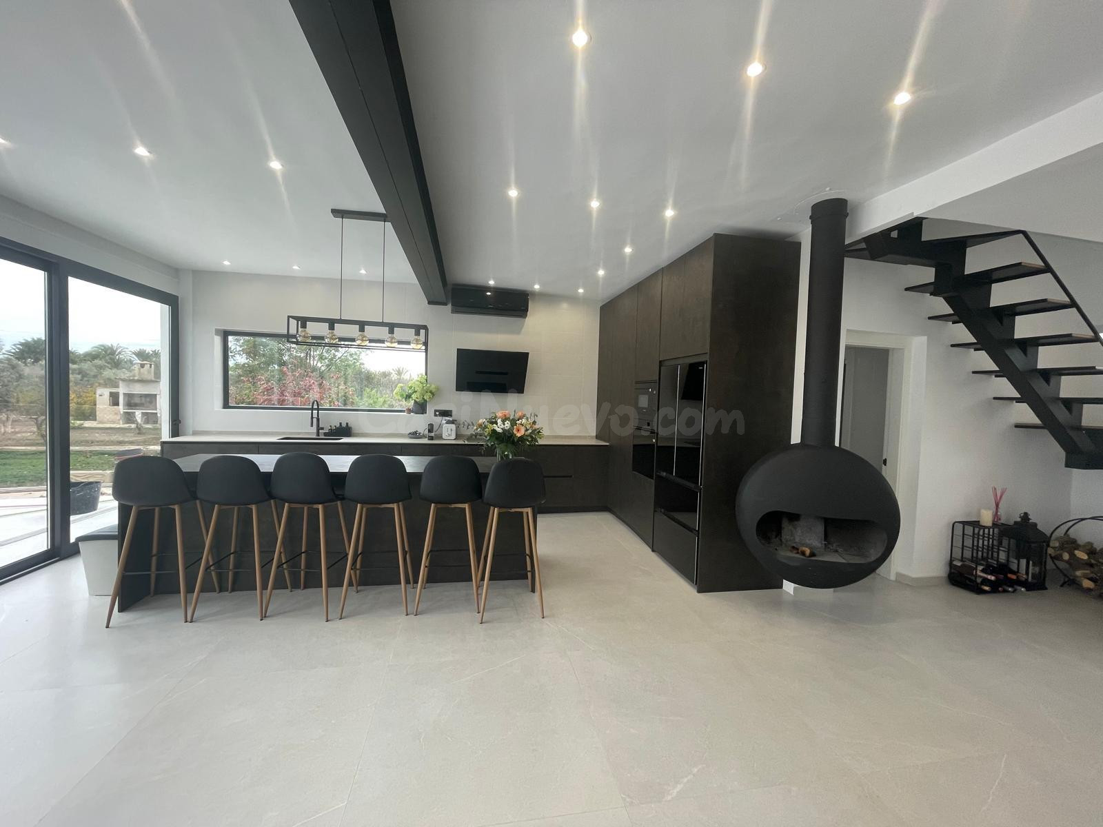Exquisita Villa de Lujo en Elche: Un Oasis Moderno a un Paso del Centro