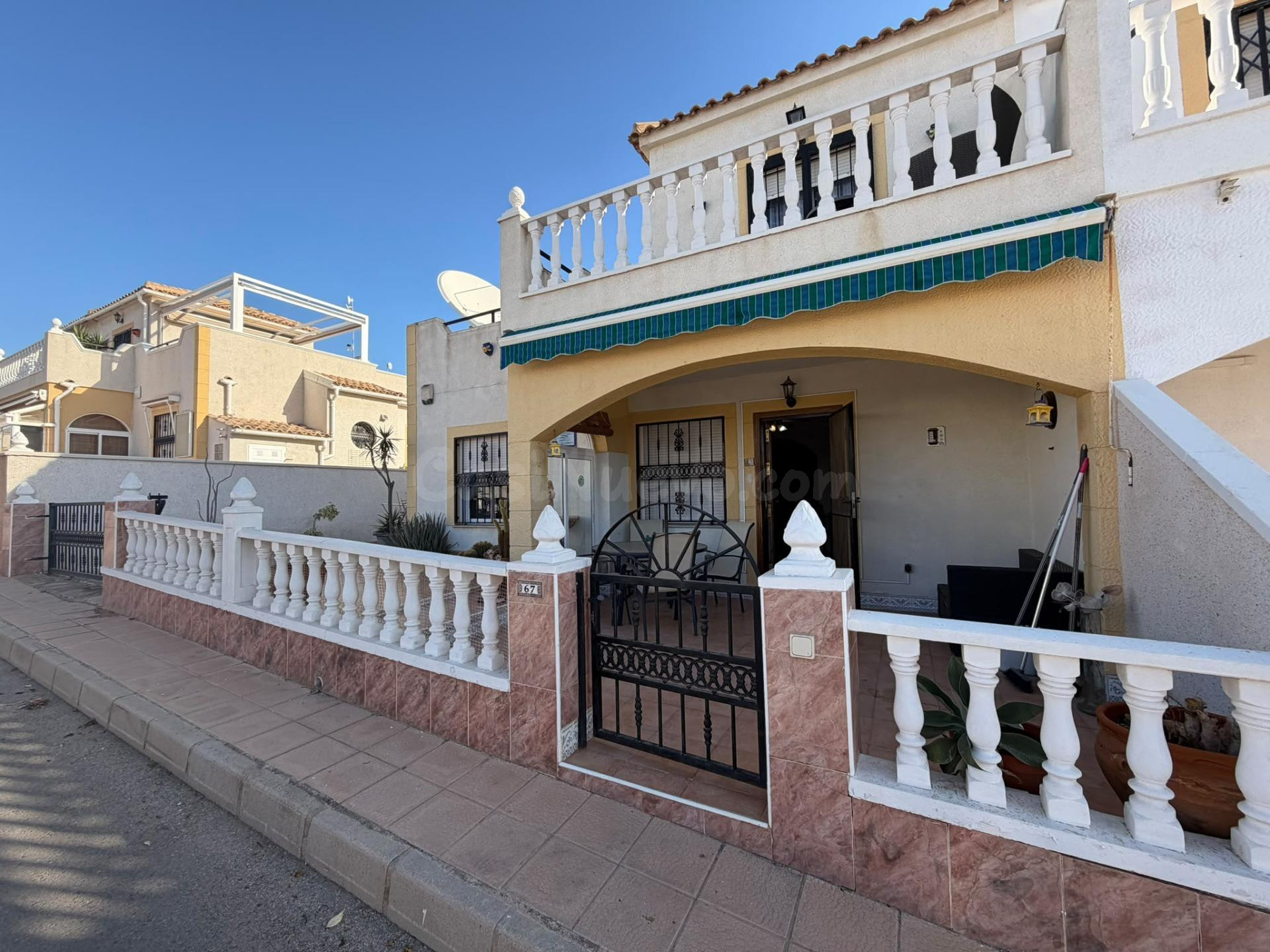 ¡Bungalow Dúplex de 3 dorm. con Solarium, Jardín con Acceso Coche y Frente a Piscina! - Los Altos