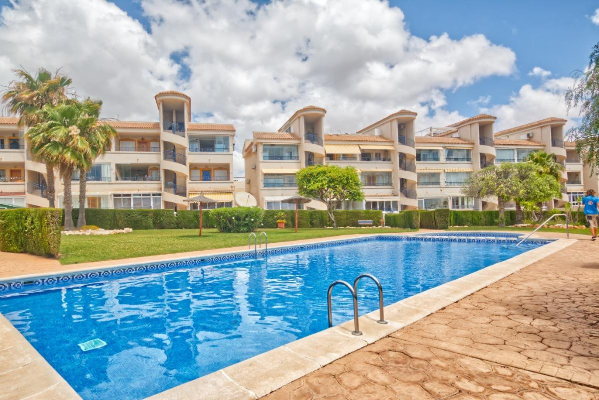Luminoso y acogedor apartamento de 2 habitaciones con vistas al mar y fantástica zona comunitaria en Orihuela Costa