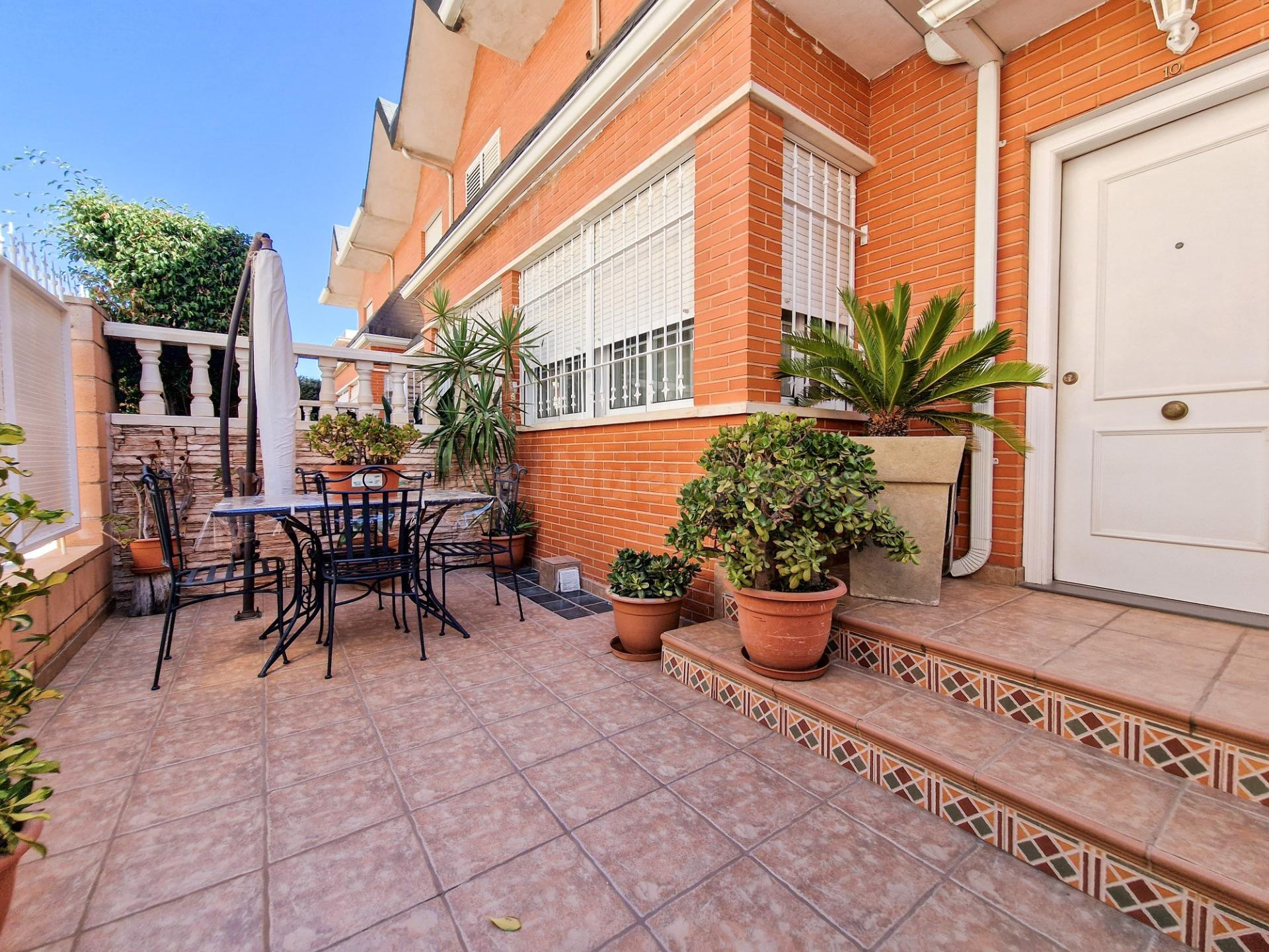 BUNGALOW REFORMADO CON SÓTANO,  DIRECTO A 2 GARAJES, PISCINA, TRASTERO, PATIO Y TERRAZA, ALTABIX NUEVO
