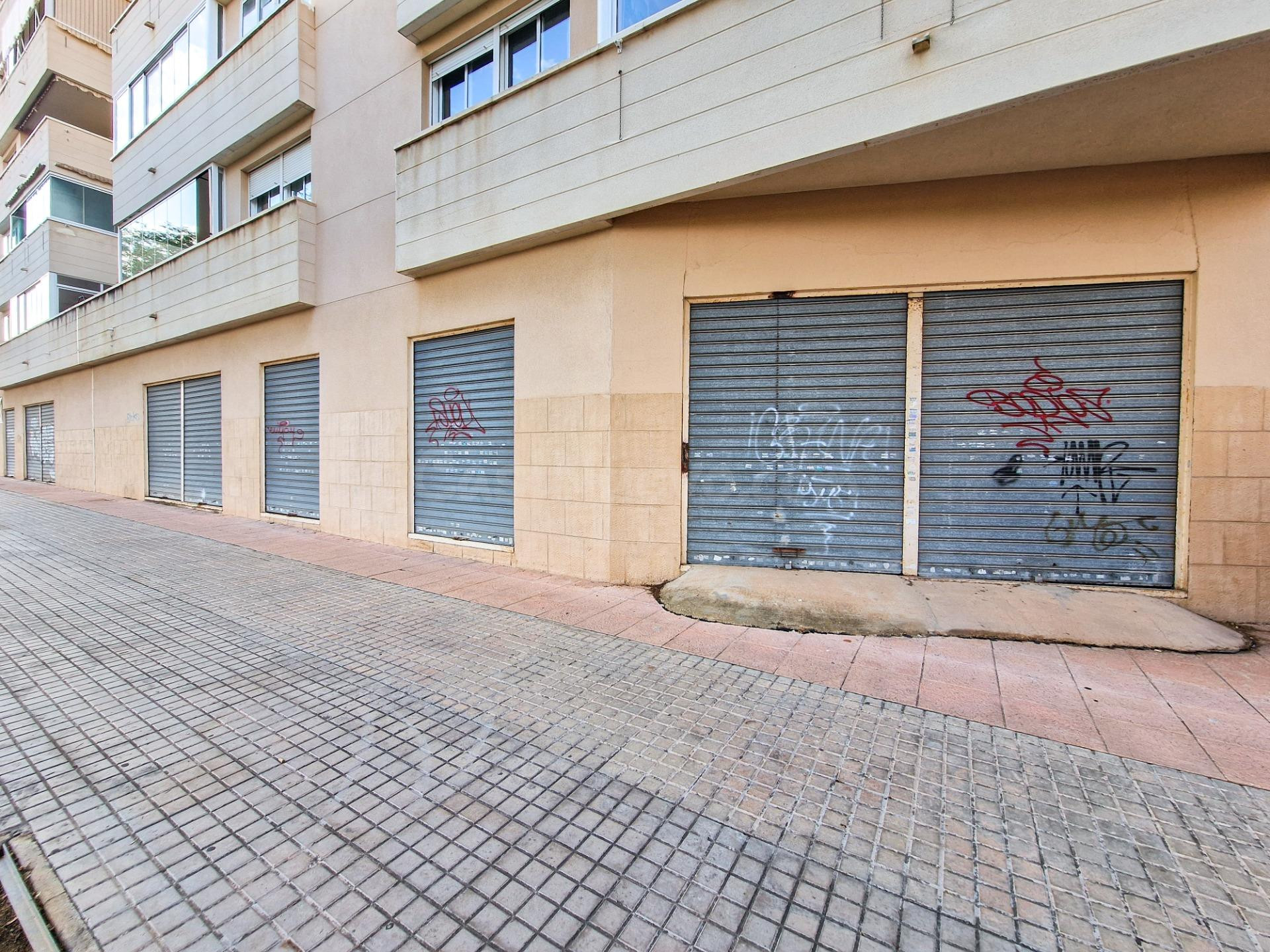 INVERSIÓN DE LOCAL EN LA MEJOR UBICACIÓN DE ALTABIX NUEVO, CON 32m FACHADA Y 9 PERSIANAS A LA CALLE!!!