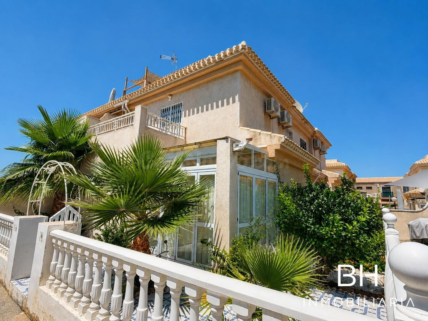 ¡Fantástico dúplex con solárium, jardín privado y piscina comunitaria! PLAYA FLAMENCA ORIHUELA COSTA
