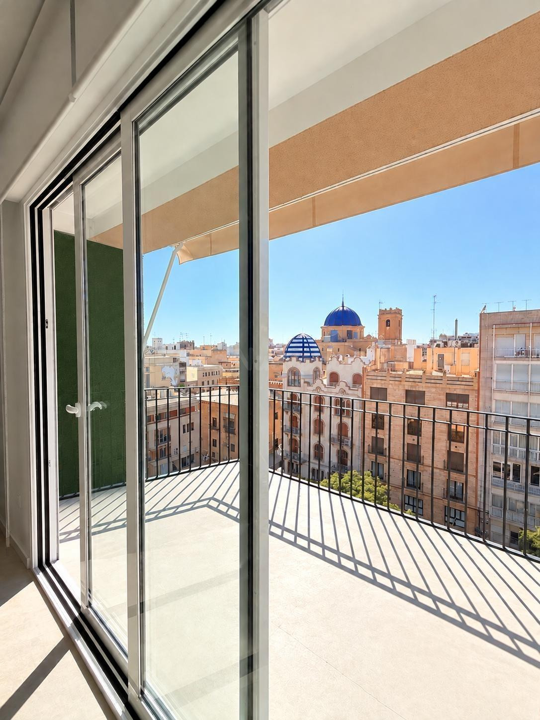 LA OPORTUNIDAD DE VIVIR EN PLENO CENTRO DE ELCHE CON AMPLIA TERRAZA, 194M, 4 DORM, SEMIREFORMADO