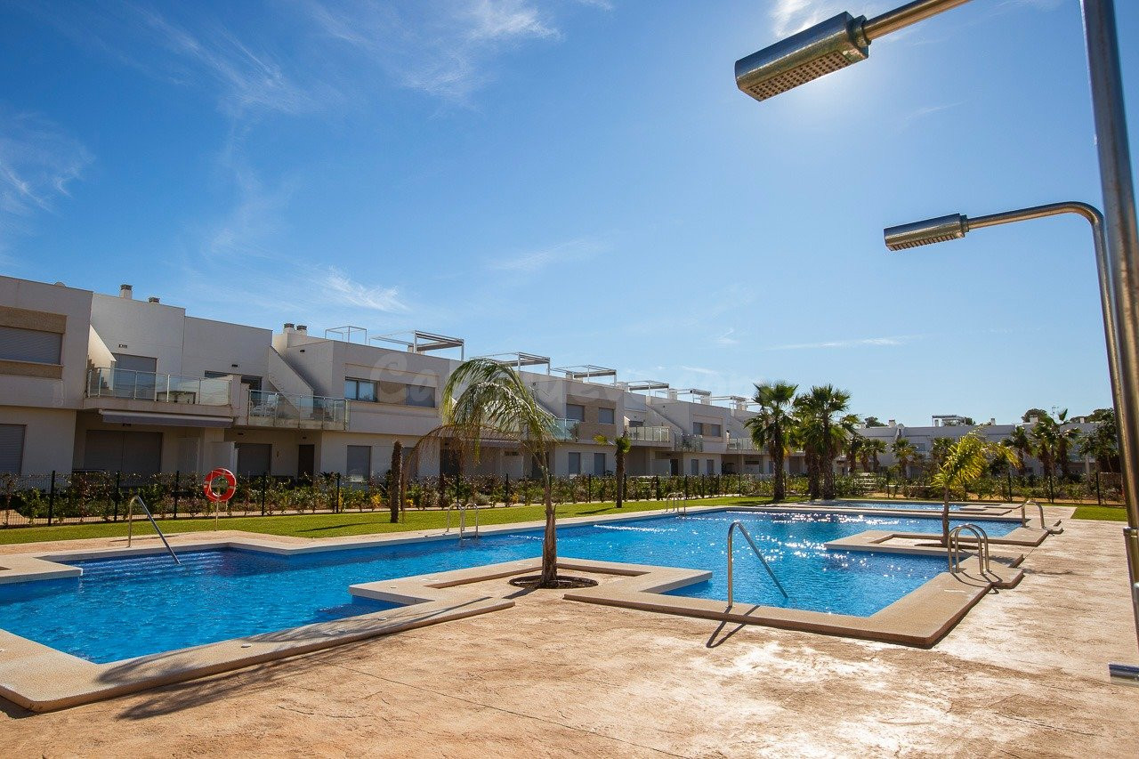 Bungalow de planta alta con 2 dormitorios y solarium privado a la venta en Golf Resort(Orihuela)