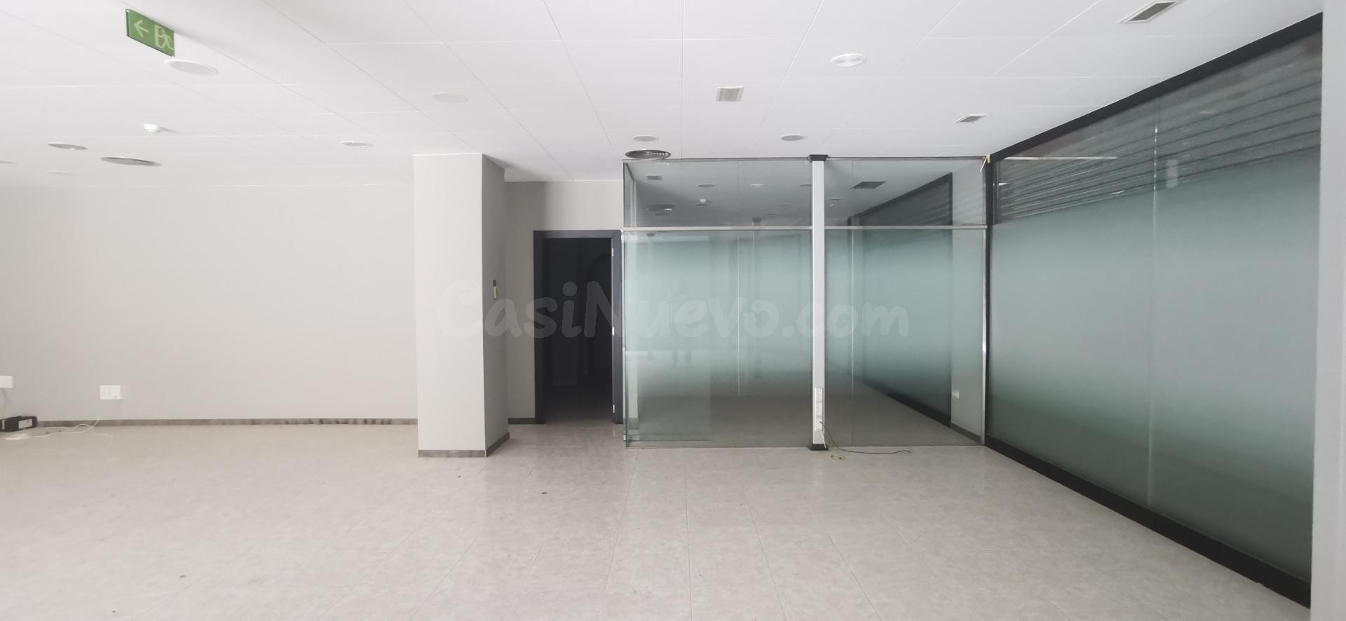 Gran local comercial en esquina al lado del Ayuntamiento