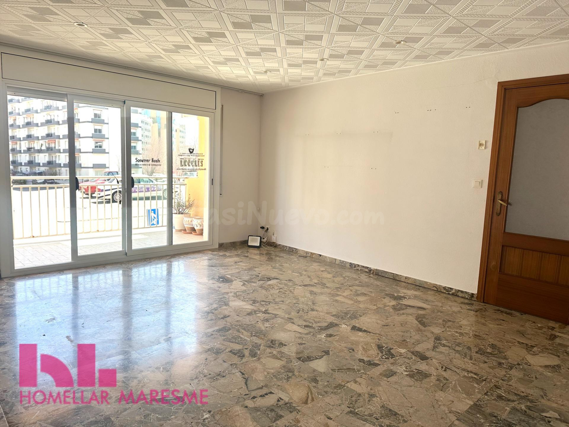 Amplio y luminoso piso con balcón grande y excelente distribución