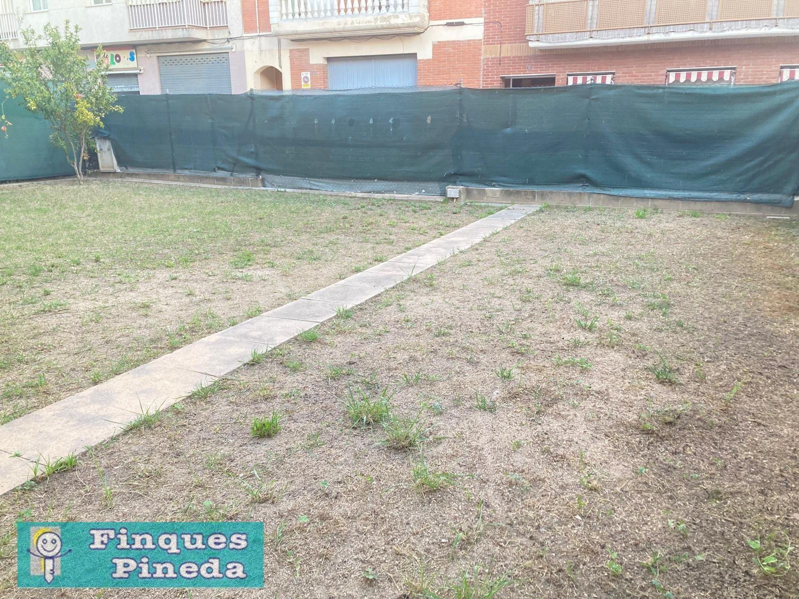 Edificio con local y 2 viviendas en Tordera - foto 2