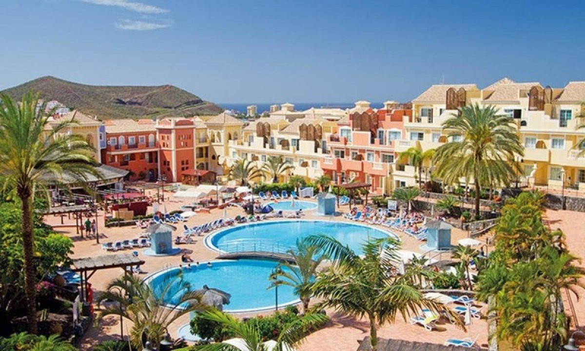 Encantador Apartamento en Los Cristianos con Terraza Enorme y Piscina