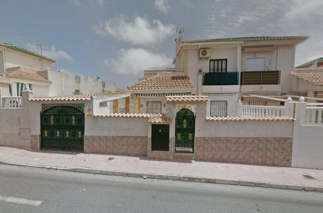¡Gran oportunidad en Los Altos, Torrevieja! Espacioso chalet ideal para disfrutar en familia