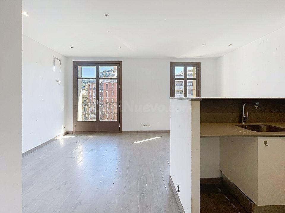 Piso luminoso con balcón en Paral·lel