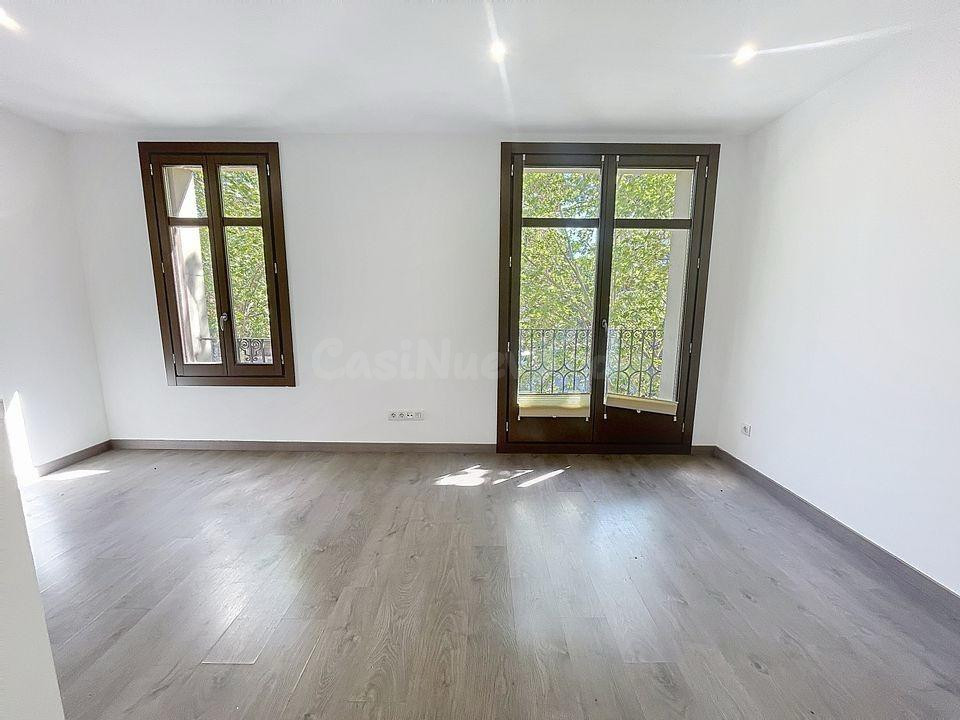 Luminoso piso en venta en Paral·lel