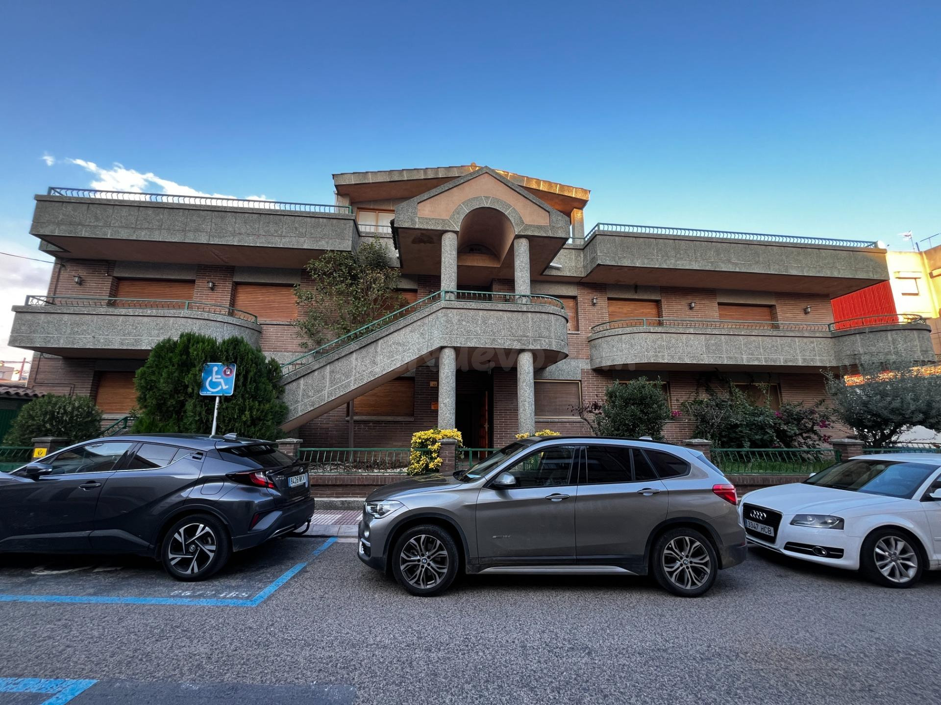 Se vende amplio chalet esquinero en L'Aldea – Ideal para viv