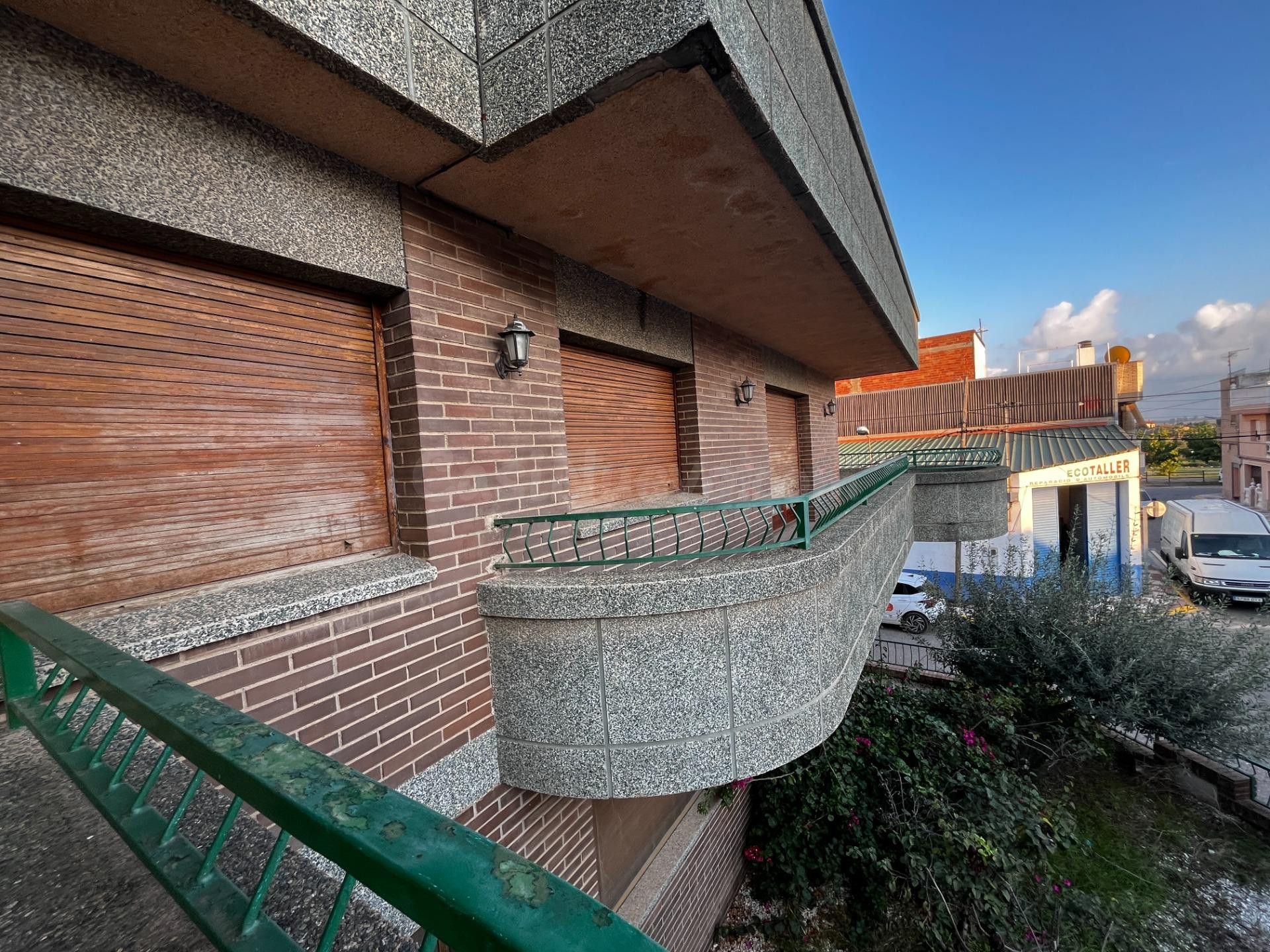 Se vende amplio chalet esquinero en L'Aldea – Ideal para viv - foto 2