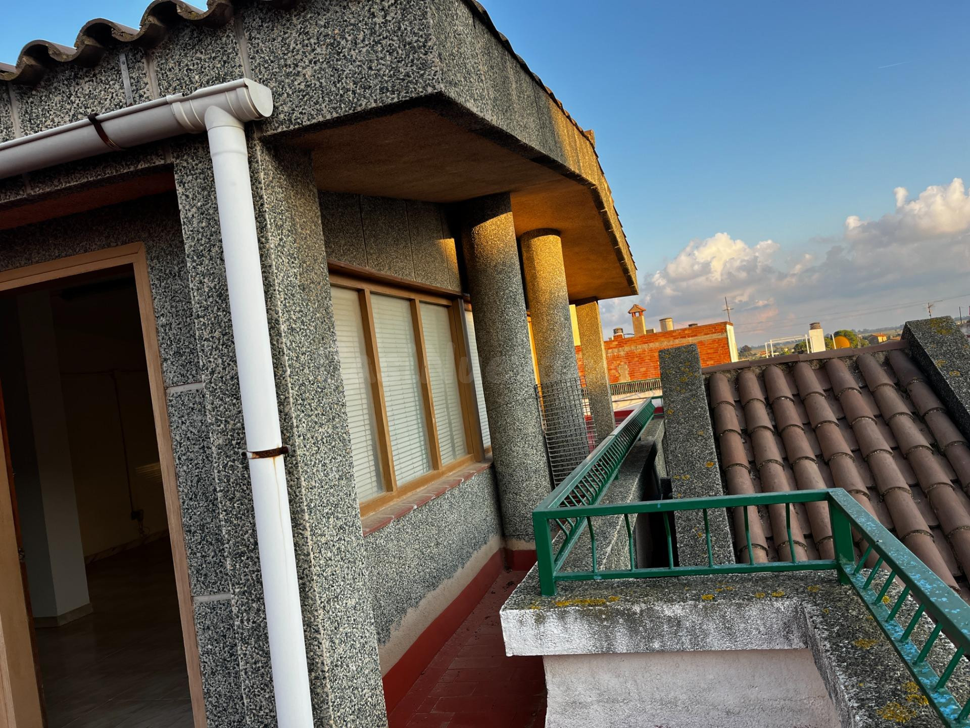 Se vende amplio chalet esquinero en L'Aldea – Ideal para viv - foto 3