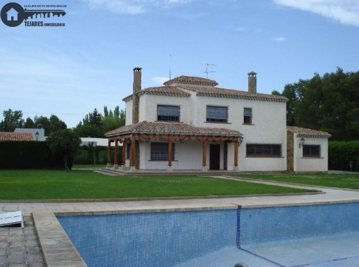 INMOBILIARIA TEJARES VENDE CHALET EN URB. AGUA SOL