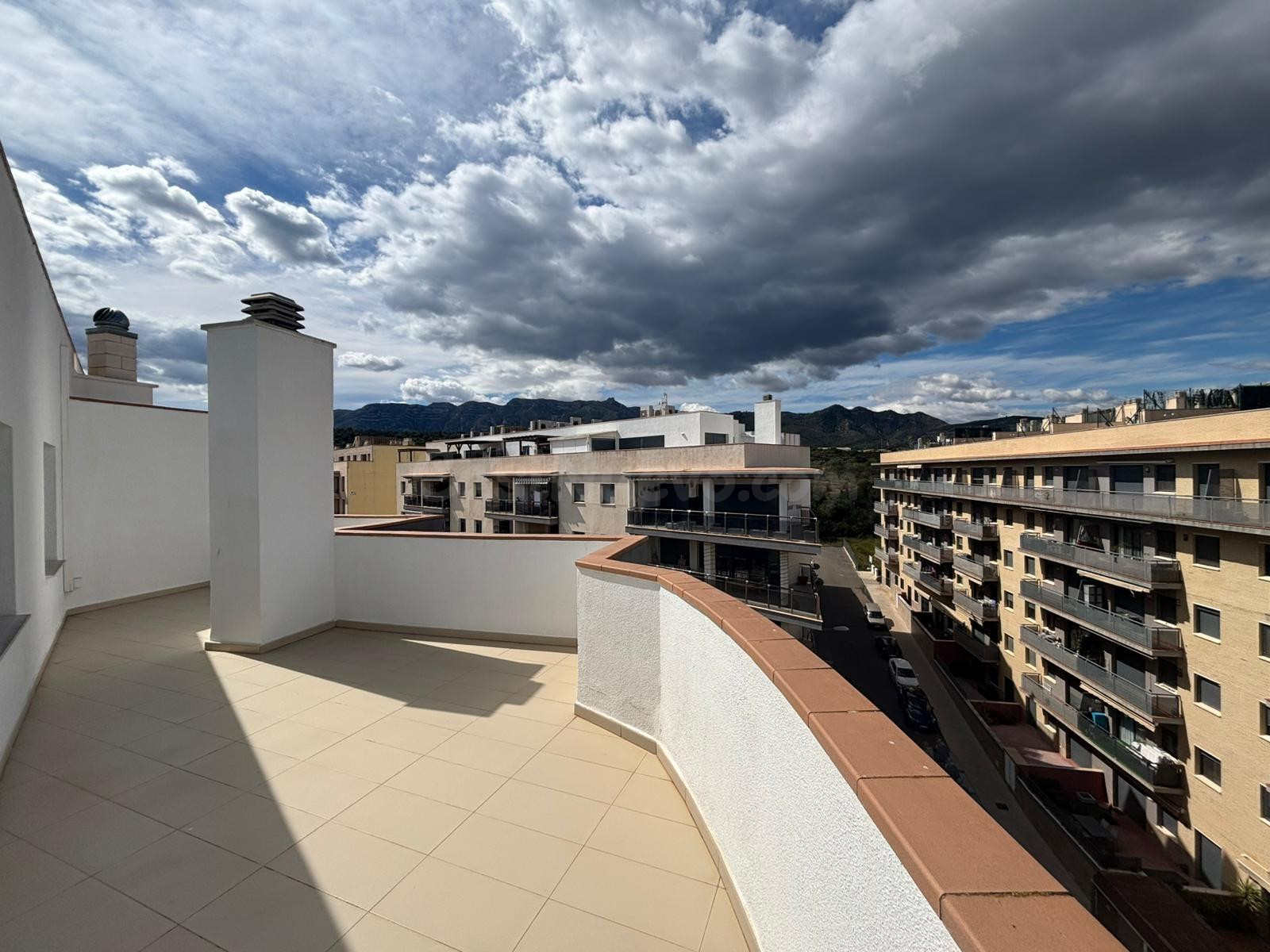 ÁTICO CON TERRAZA, VISTAS DESPEJADAS Y PARKING EN SANT CARLE - foto 2