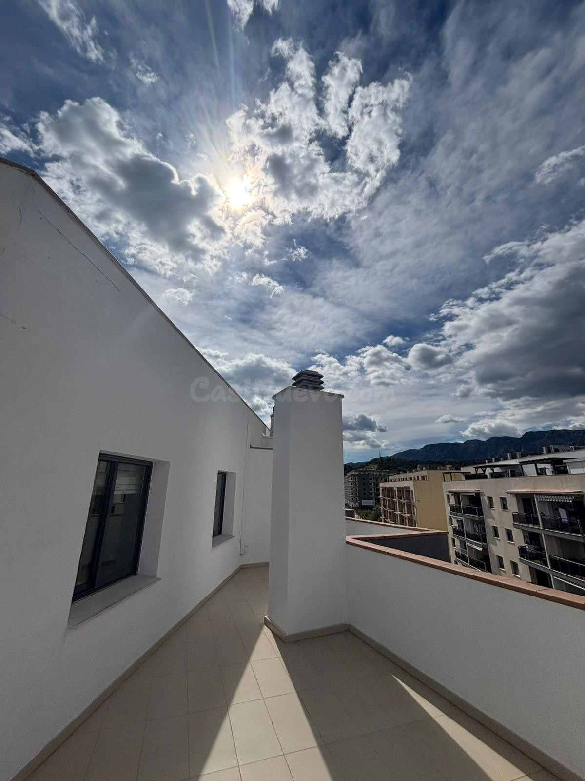 ÁTICO CON TERRAZA, VISTAS DESPEJADAS Y PARKING EN SANT CARLE - foto 4