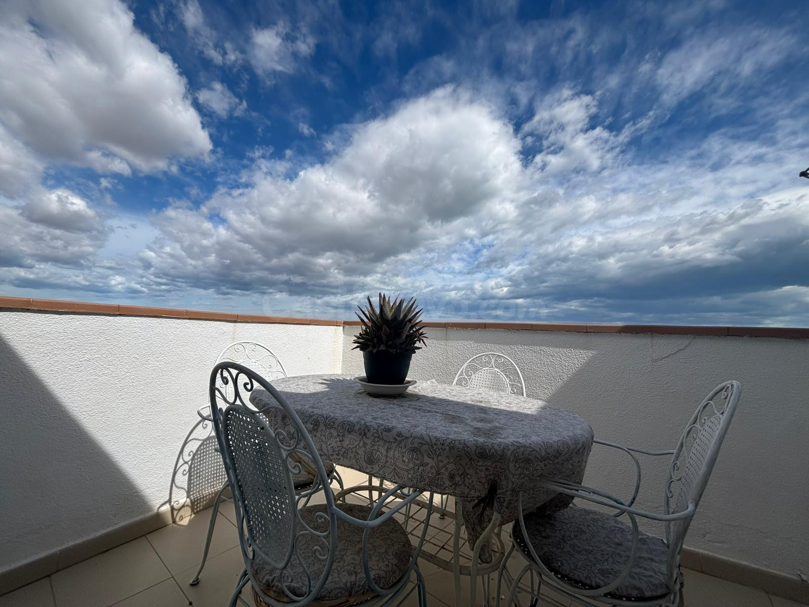 ÁTICO CON TERRAZA, VISTAS DESPEJADAS Y PARKING EN SANT CARLE - foto 5
