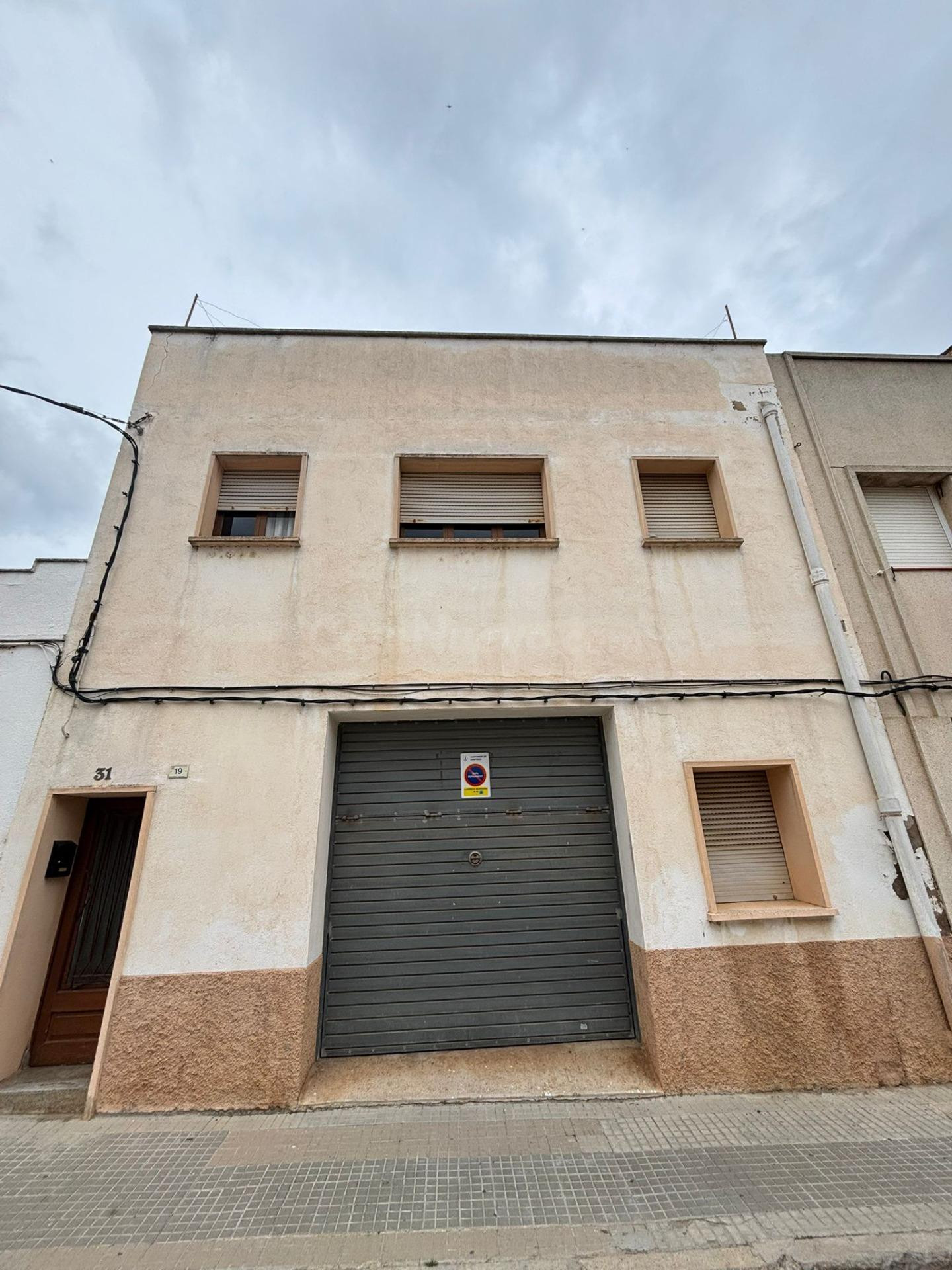 Casa de pueblo con garaje y terraza en pleno centro de Campredó