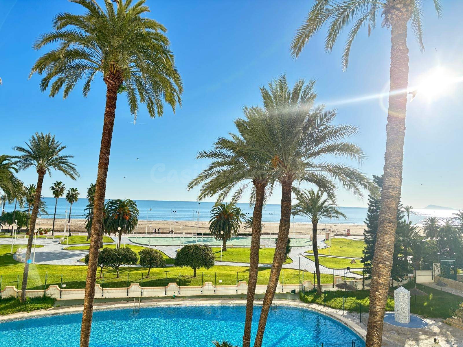 MAGNÍFICO APARTAMENTO EN PRIMERA LÍNEA DE PLAYA, CON MUY BUENAS VISTAS AL MAR Y MONTAÑA.