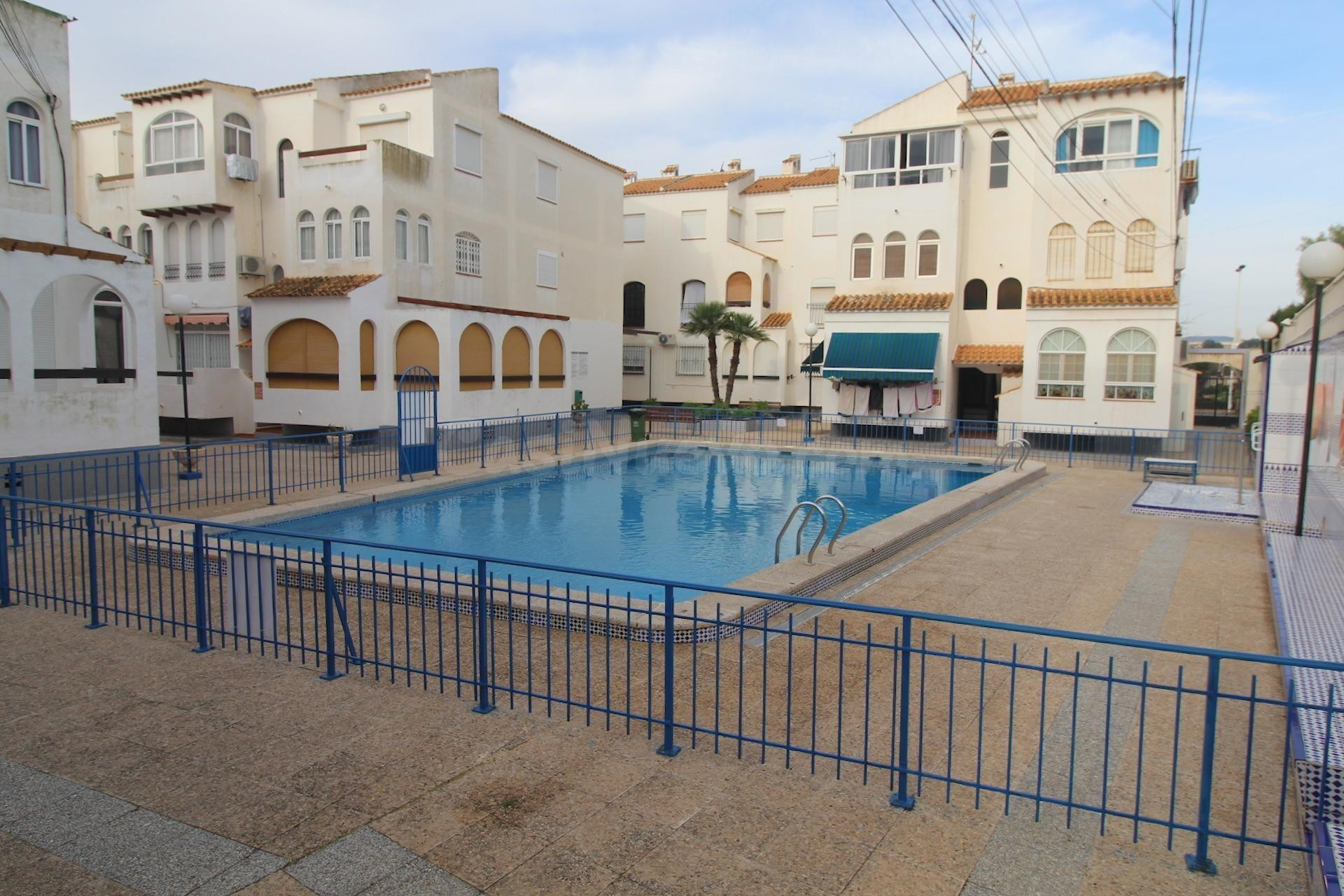 Estudio en residencial con piscina