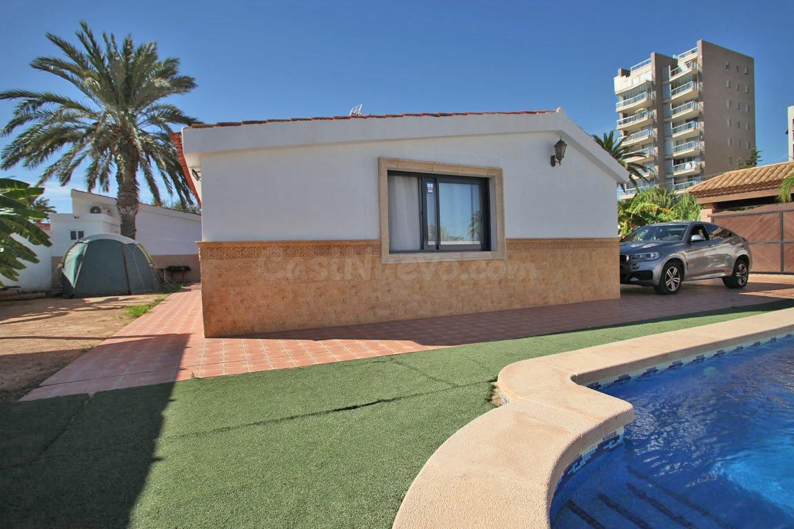 CHALET INDEPENDIENTE CON PISCINA EN LOS ÁNGELES