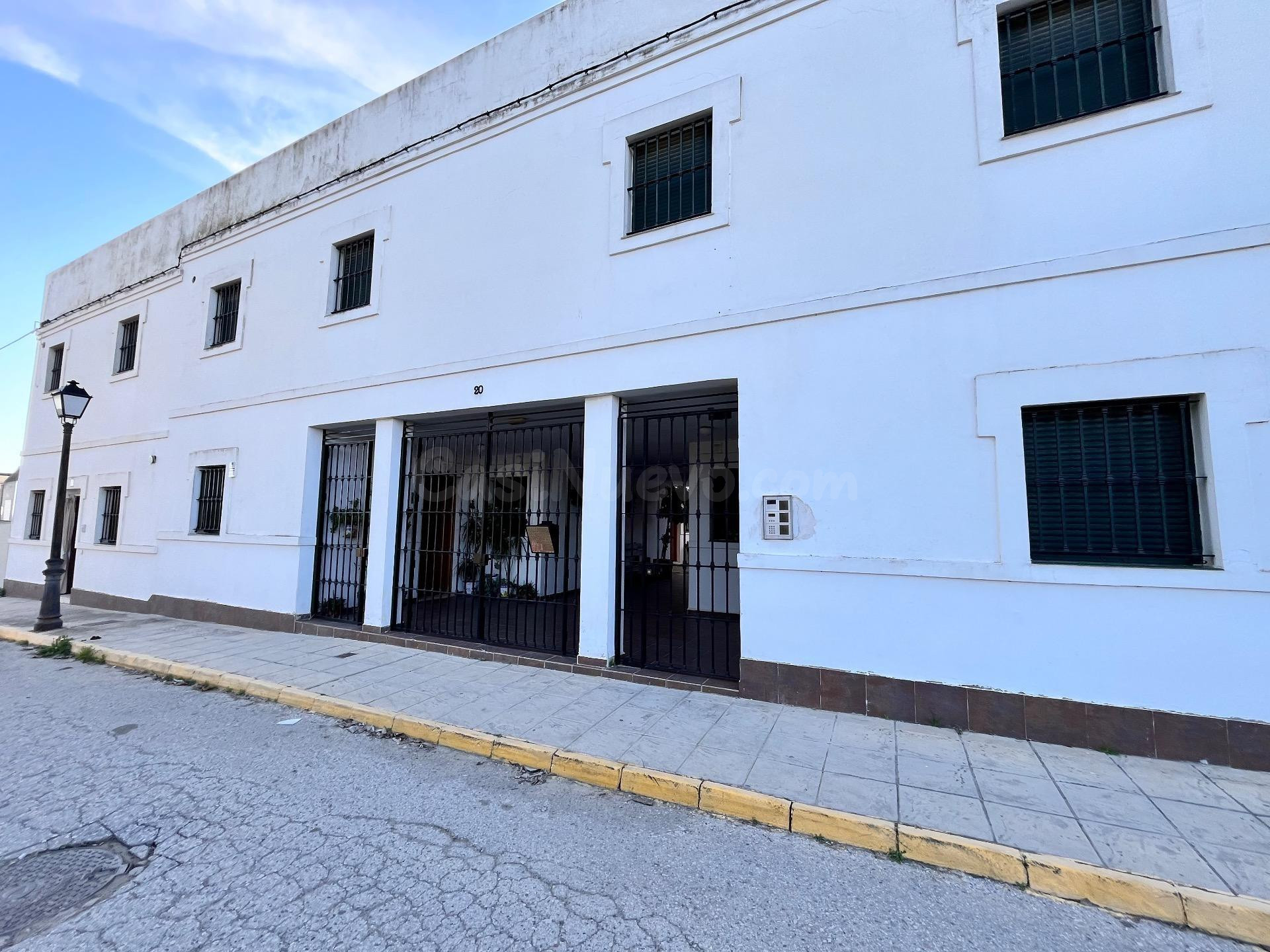 Apartamento con garaje, trastero y piscina en Sanlúcar la Ma - foto 2