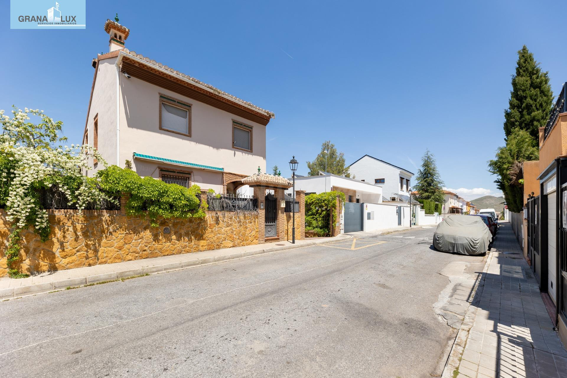 Chalet independiente con piscina privada en Barrio de Monachil – Vistas espectaculares y gran parcela.