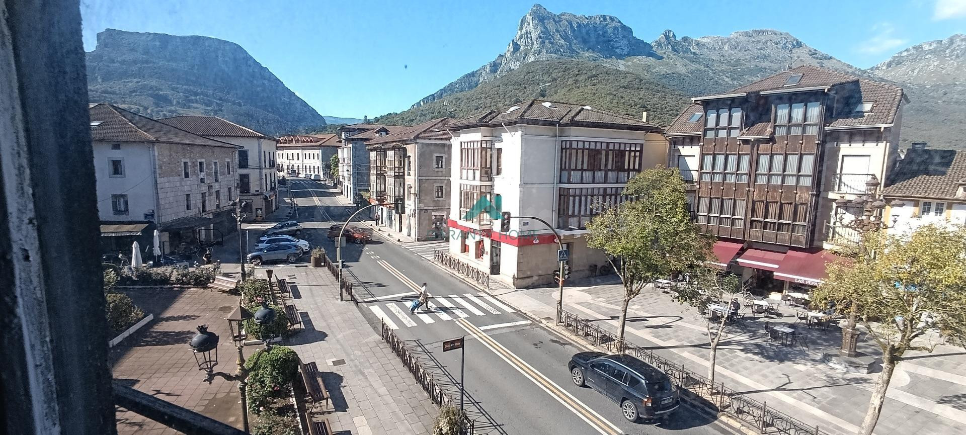 Se vende amplio piso en el centro de Ramales de la Victoria  - foto 2