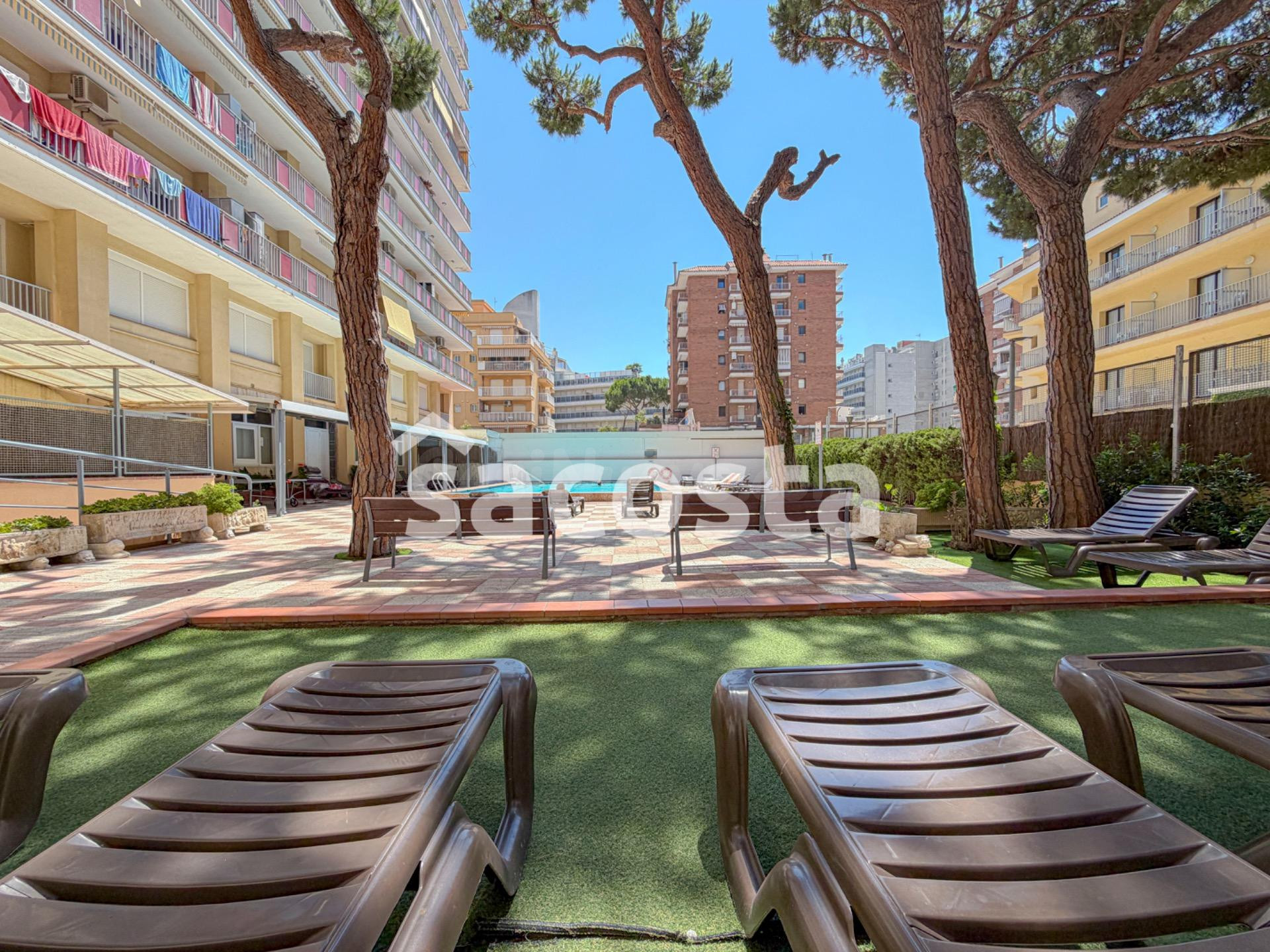 A pocos metros de la playa: apartamento con piscina en Els Pins, en Blanes