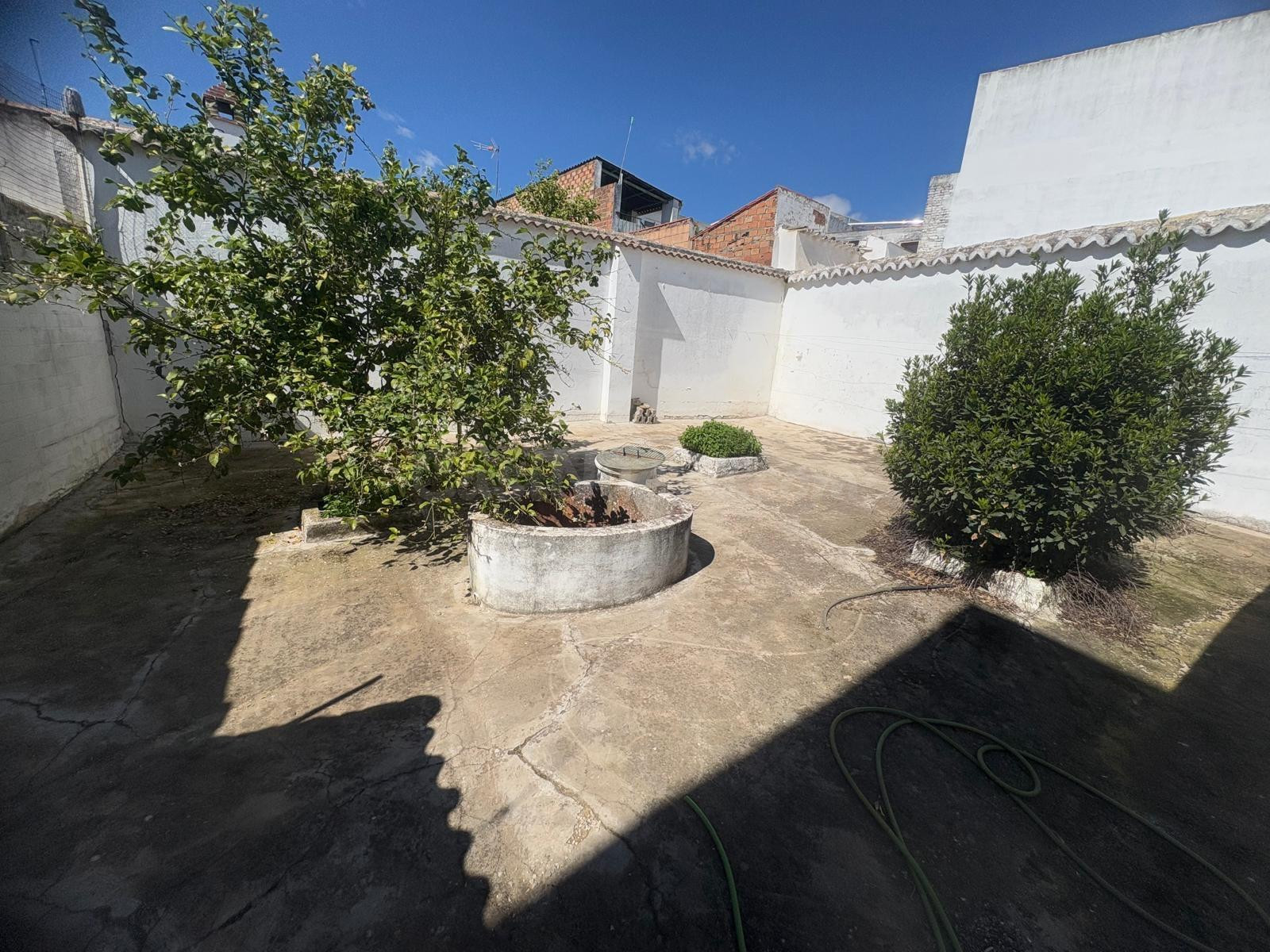 OPORTUNIDAD ÚNICA: CASA DE DOS PLANTAS CON PATIO Y POZO EN BUJALANCE