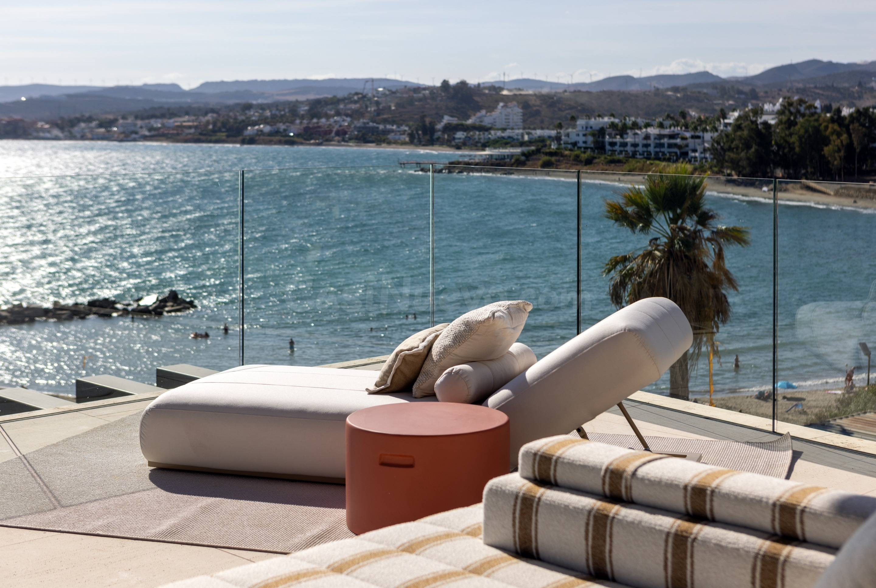 Exclusivo Apartamento de Lujo en Primera Línea de Playa del Cristo, Estepona. Málaga