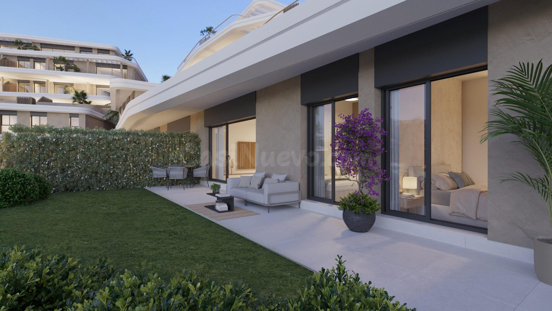 Dúplex de lujo en planta baja con jardín privado en venta en la Nueva Milla de Oro, Cancelada. Estepona