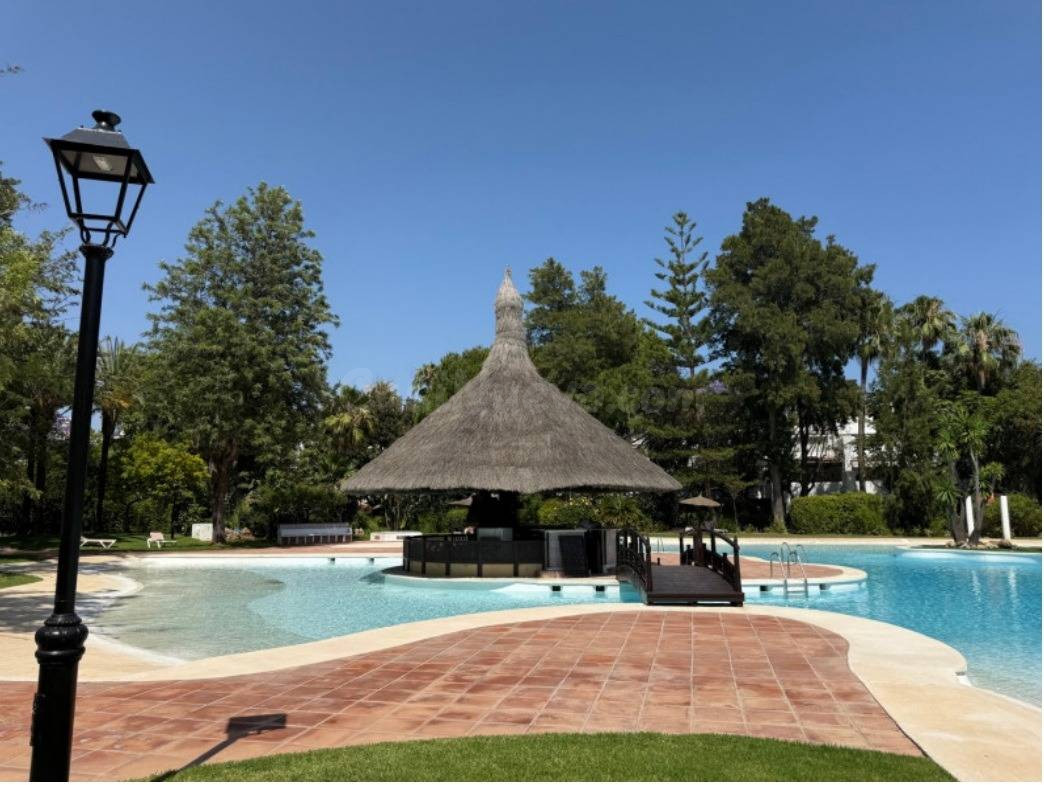 Propiedad de lujo totalmente reformada en Alhambra del Golf – Vive la Costa del Sol. Estepona
