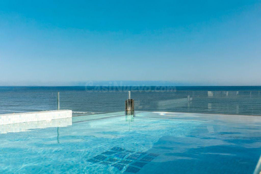 Ático de lujo con piscina privada y vistas al mar en Oliva Playa