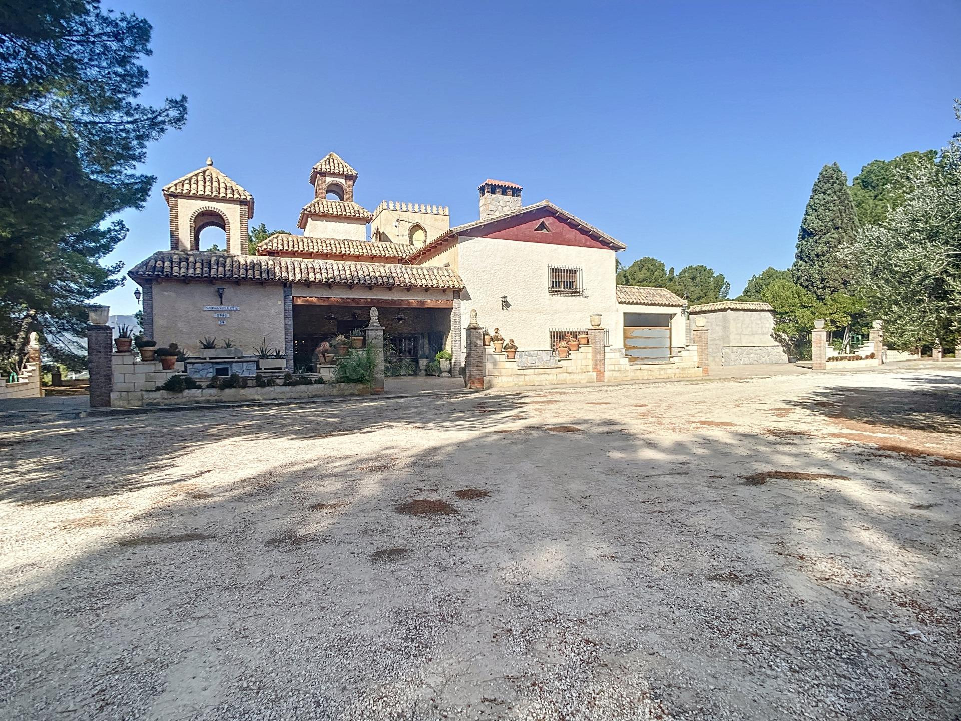 Finca rural situada en el termino municipal de Tibi , Partida Llosar 39 .
