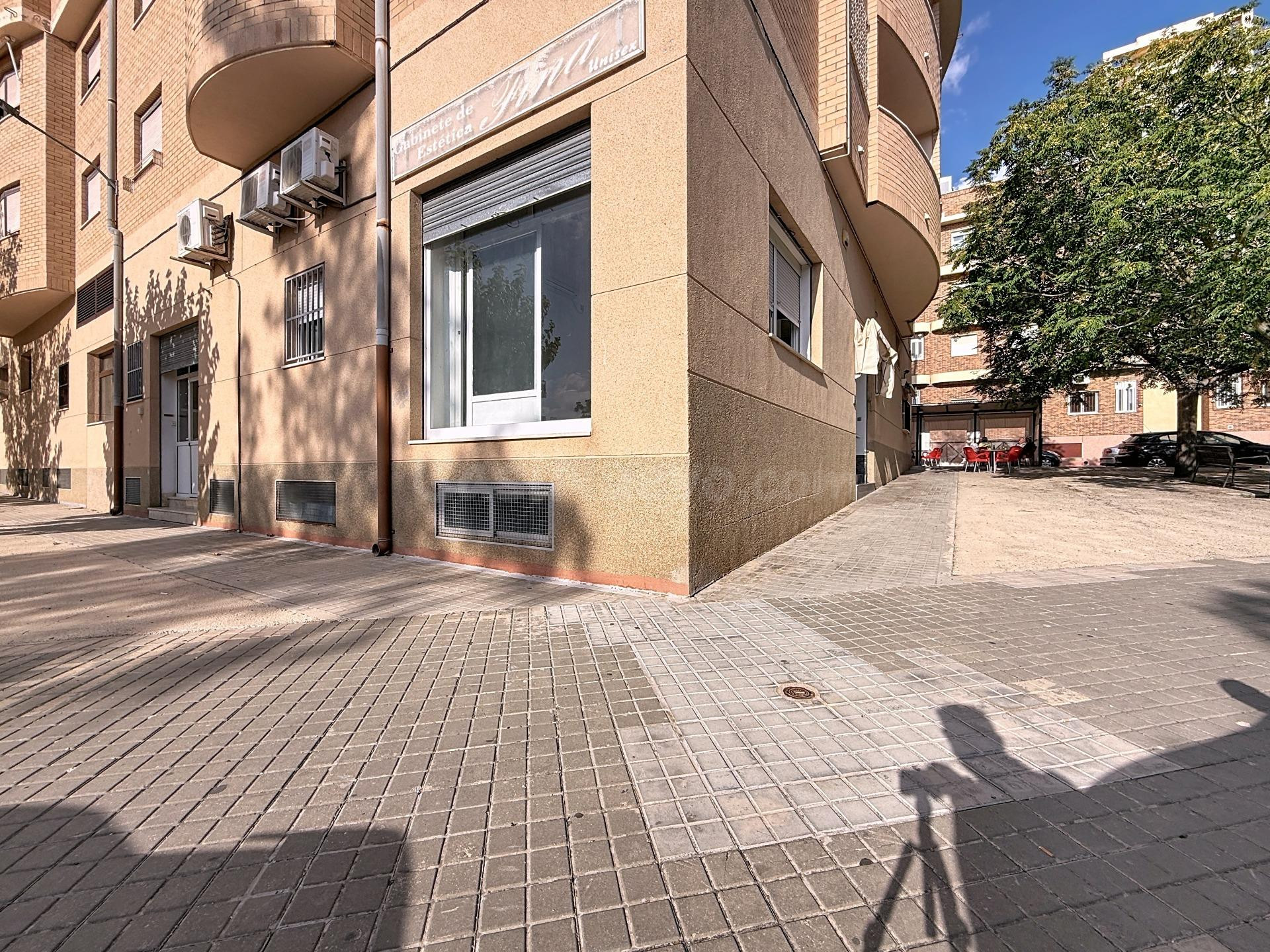 Local comercial en esquina con opción de división y enfoque de inversión
