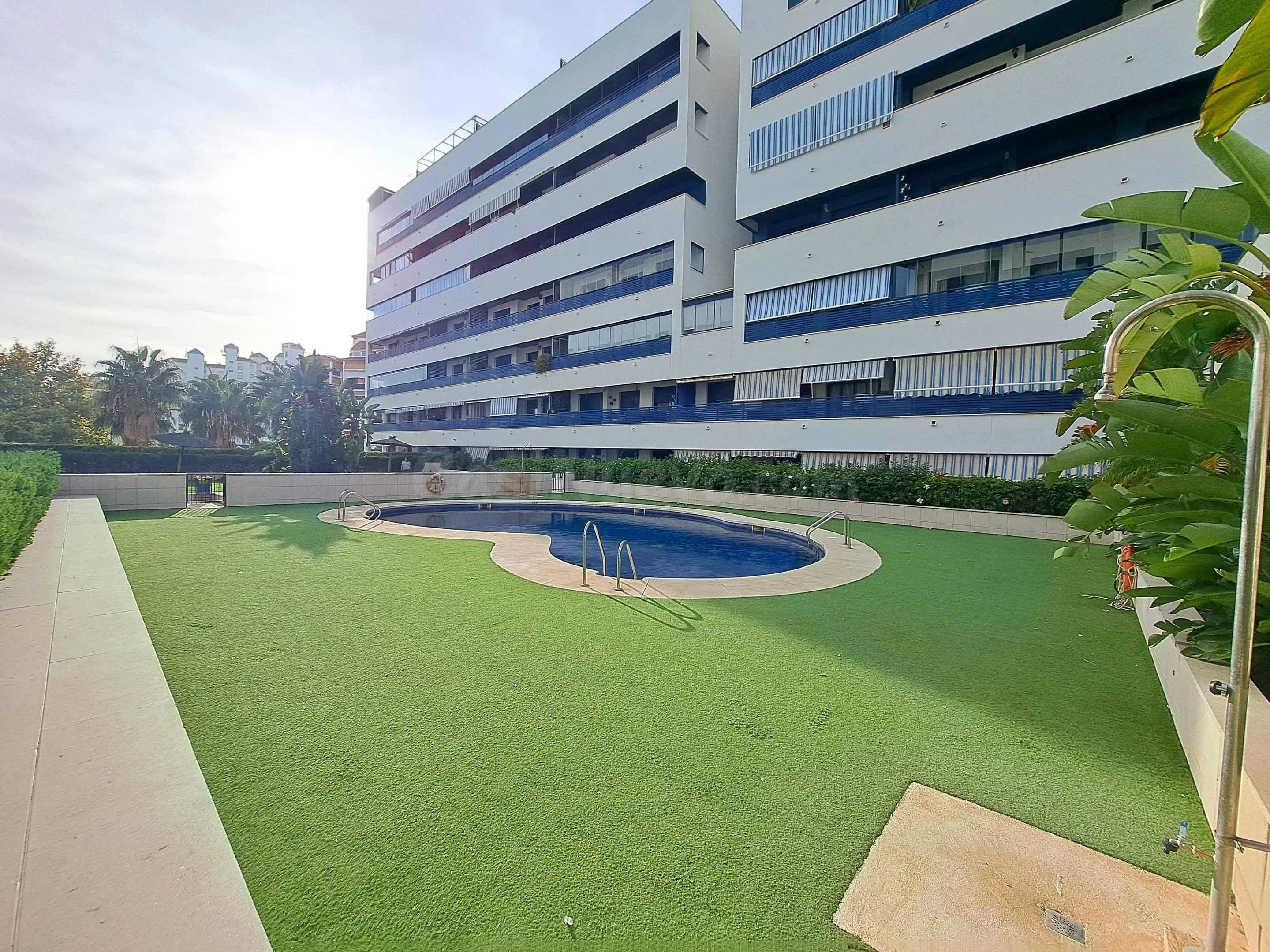 Apartamento reformado en planta baja con terraza junto al Puerto de Estepona