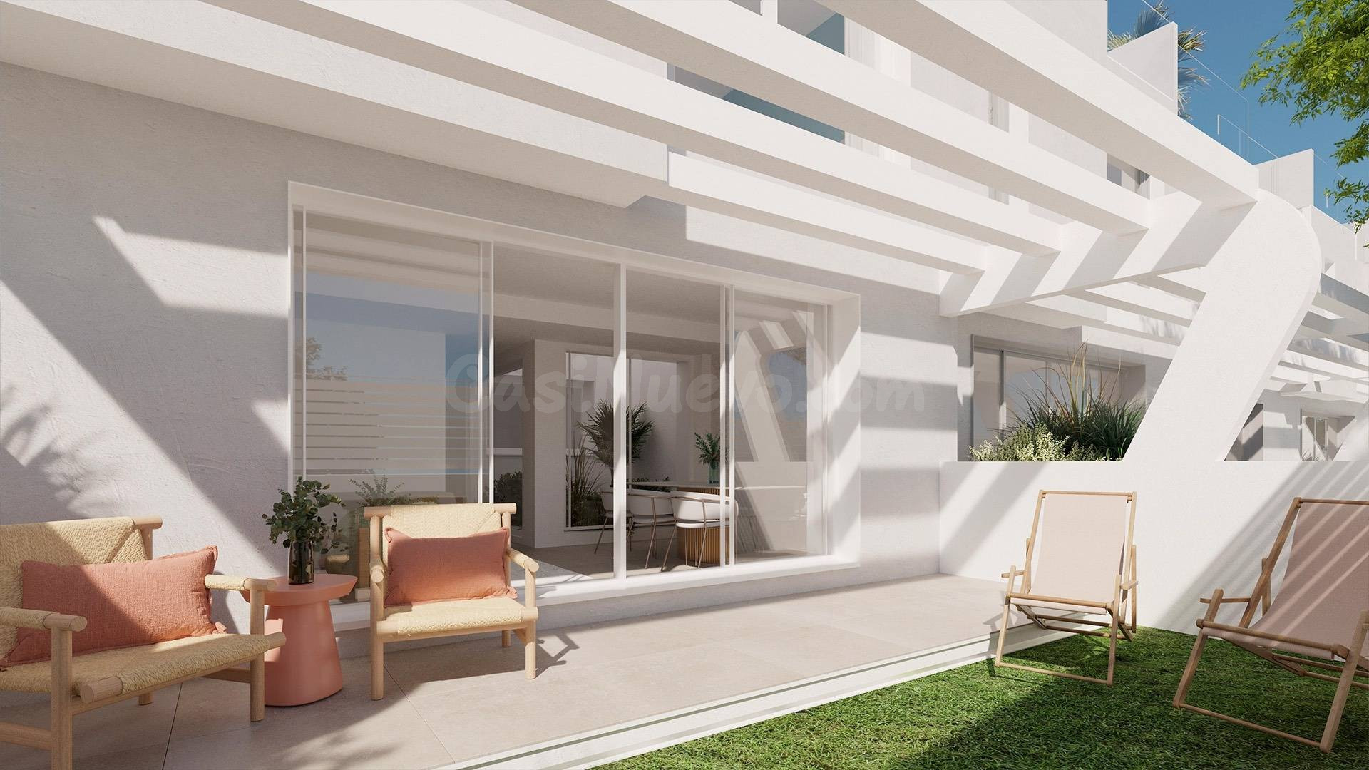 Adosado de 4 dormitorios en Estepona con jardines, terraza y solárium privado