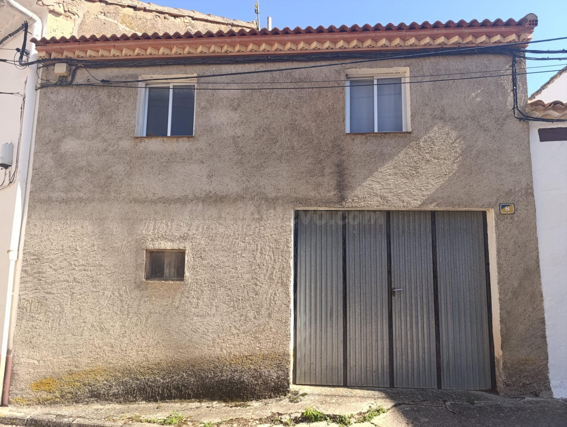 Se vende edificio de dos plantas con múltiples posibilidades