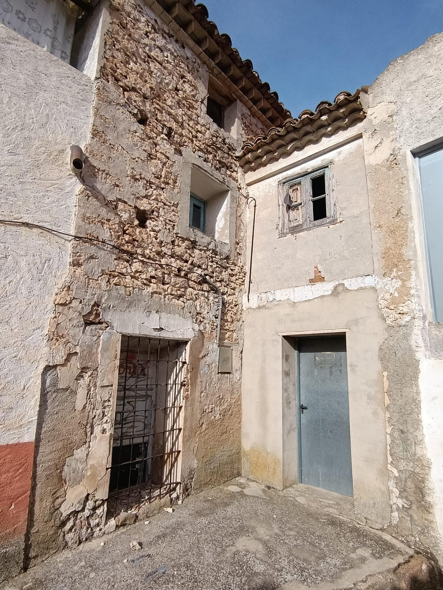Casa para reformar en El Poyo del Cid con gran potencial y múltiples posibilidades.