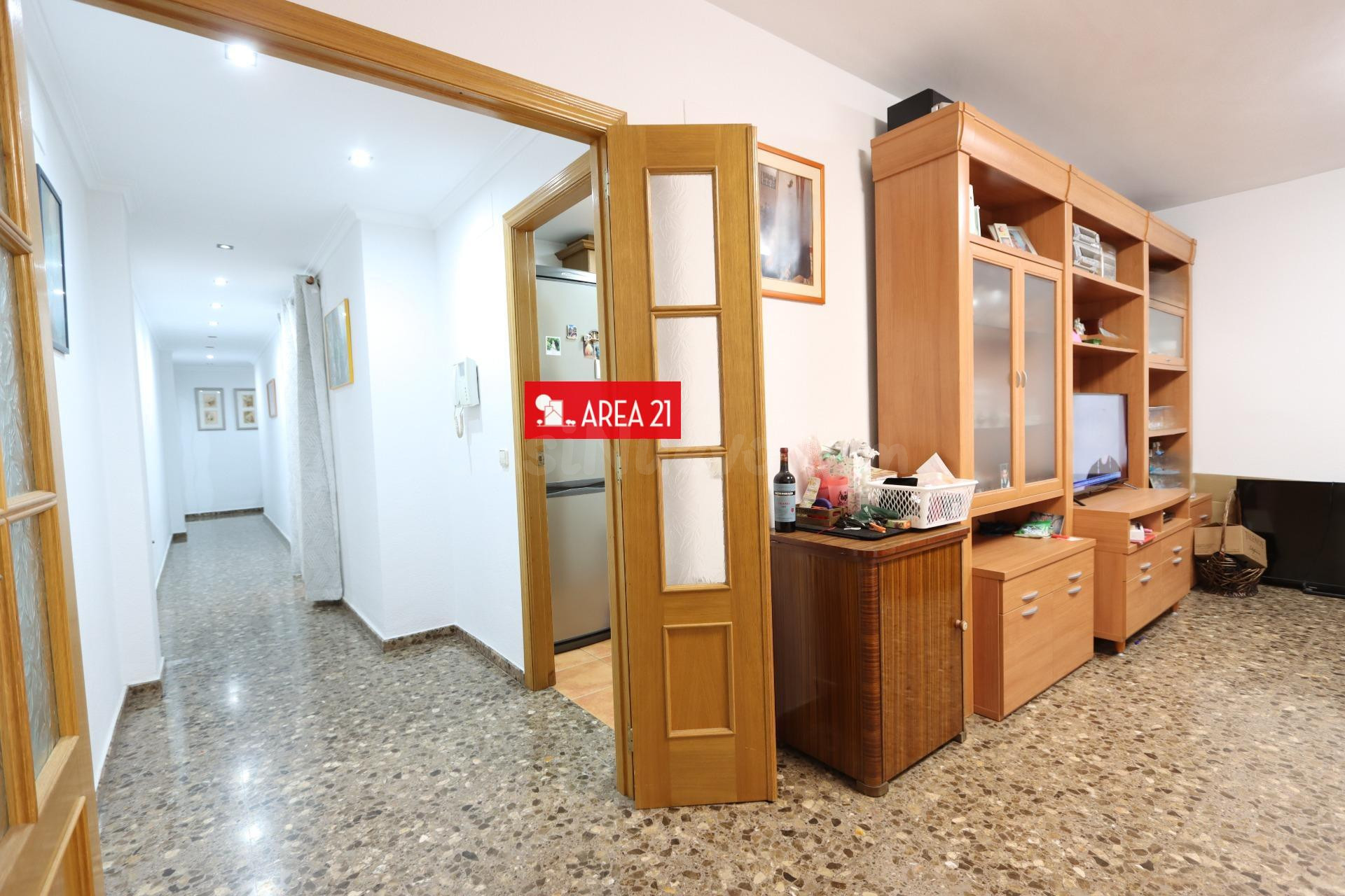 PISO A LA VENTA CON TRASTERO Y PARKING EN LA POBLA DE VALLBO - foto 2