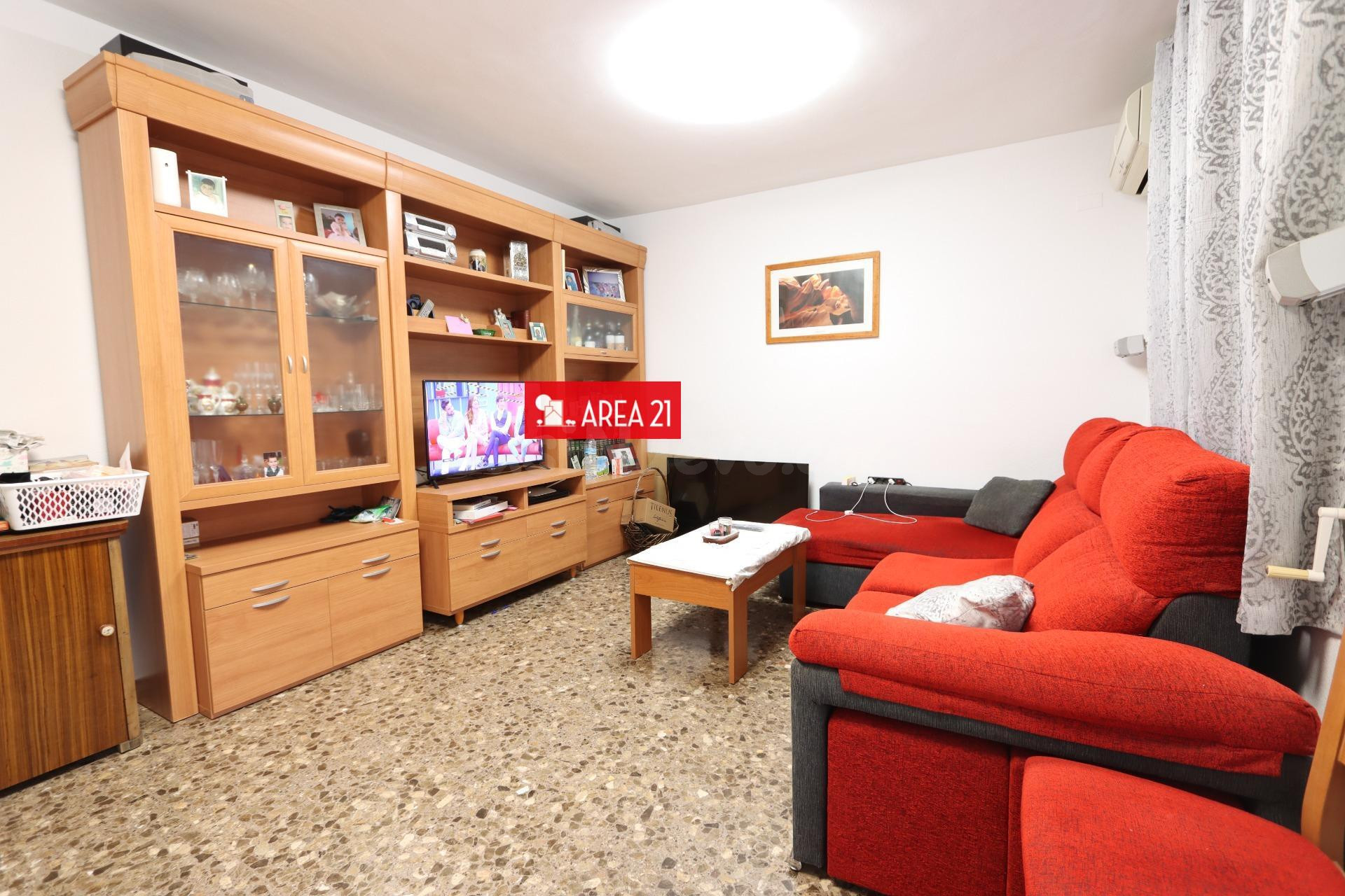 PISO A LA VENTA CON TRASTERO Y PARKING EN LA POBLA DE VALLBO - foto 3